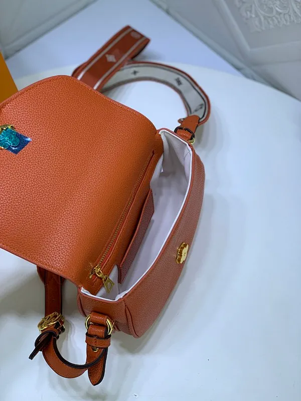 All Categories Official Website "Brand Women's Bags" Women's Bags 💙 LV Pont9 pebbled messenger bag. Handbags LV Pont 9 Soft handbag is made of grained calfskin and injects an elegant atmosphere with the LV Circle logo derived from the brand archives. Monogram flower cluster hidden under the flap, Monogram flower on the shoulder