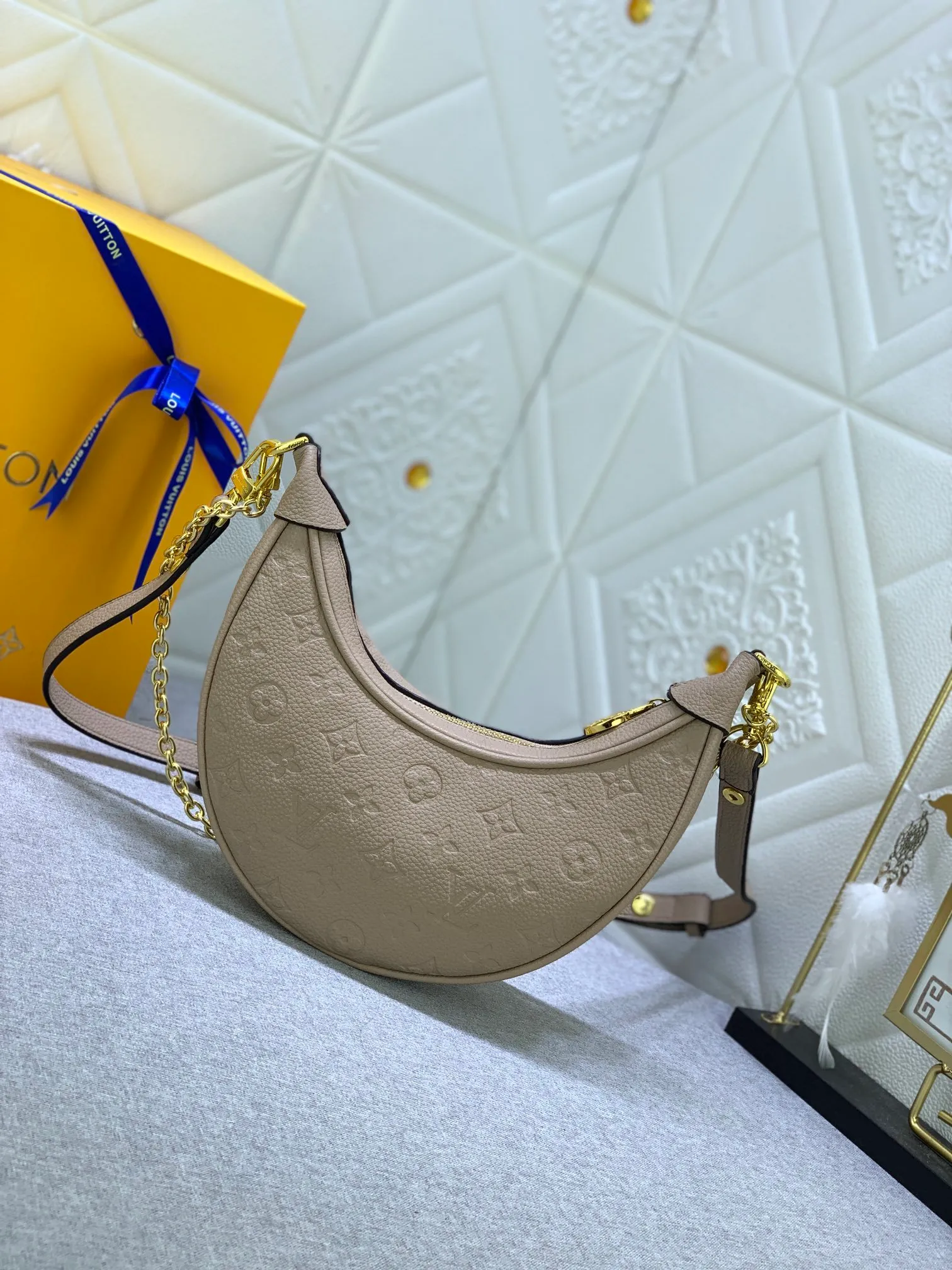 All Categories Official Website "Brand Women's Bags" Women's Bags 💙 LV Upgraded Original ⭐️New Embossed Moon Bag Latest Single Product Moon Bag! Nicolas Ghesquière traces its origins to the Croissant handbag in the Louis Vuitton archives and launches the Loop half-moon baguette bag in the 2022 early spring series. Compact structure fits the body