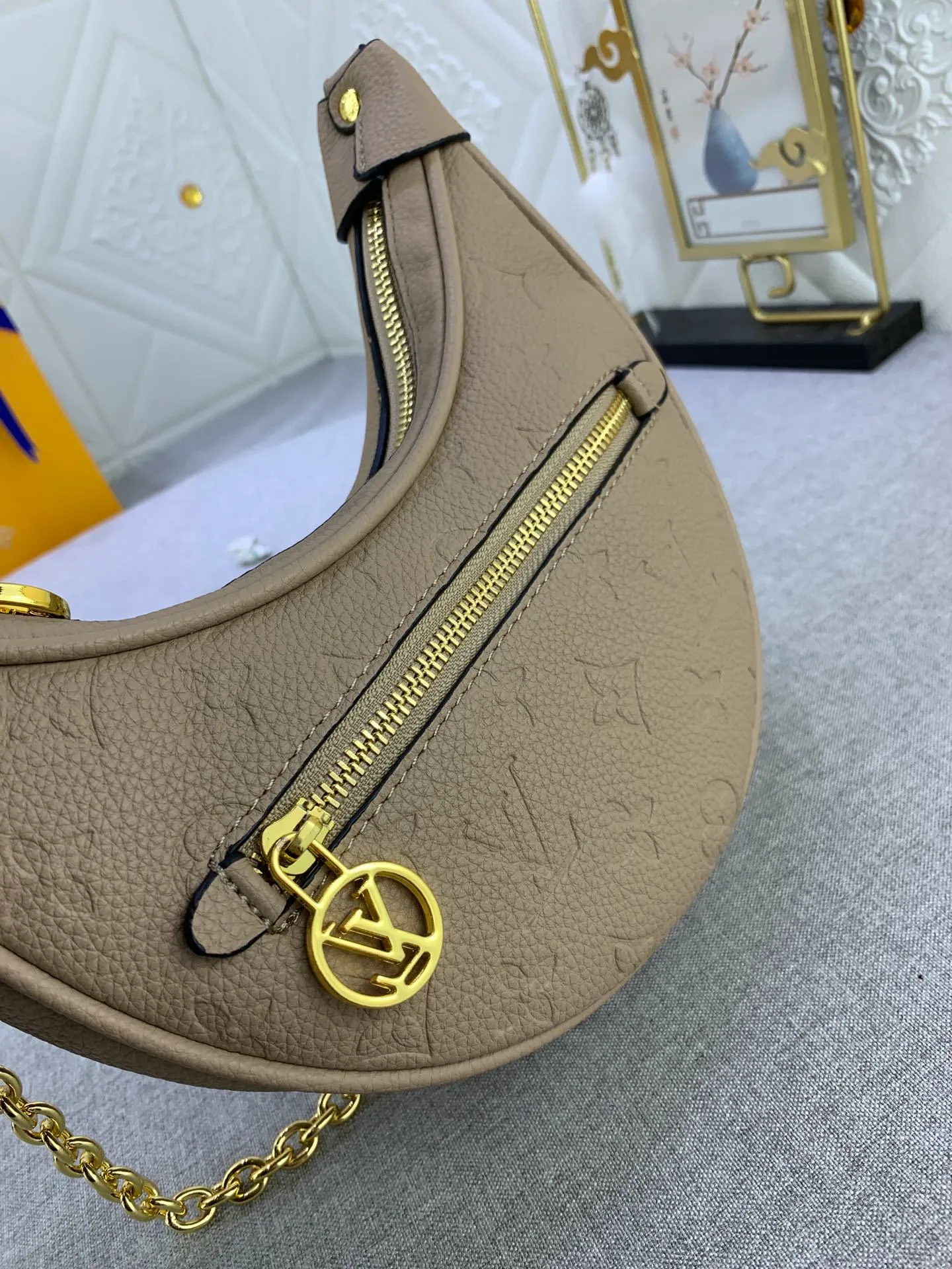 All Categories Official Website "Brand Women's Bags" Women's Bags 💙 LV Upgraded Original ⭐️New Embossed Moon Bag Latest Single Product Moon Bag! Nicolas Ghesquière traces its origins to the Croissant handbag in the Louis Vuitton archives and launches the Loop half-moon baguette bag in the 2022 early spring series. Compact structure fits the body