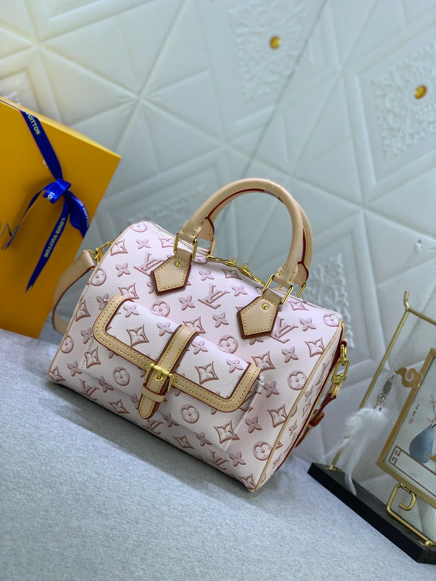 All Categories Official Website "Brand Women's Bags" Women's Bags 💙 LV (new silk screen pillow bag) The compact SPEEDY BANDOULIÈRE 25 handbag reshapes its elegant silhouette, outer pockets and gold buckles. The miniature monogram pattern and leather trim on the canvas evoke the House's historical design codes, as does the rolled leather handle and engraved padlock. an adjustable and