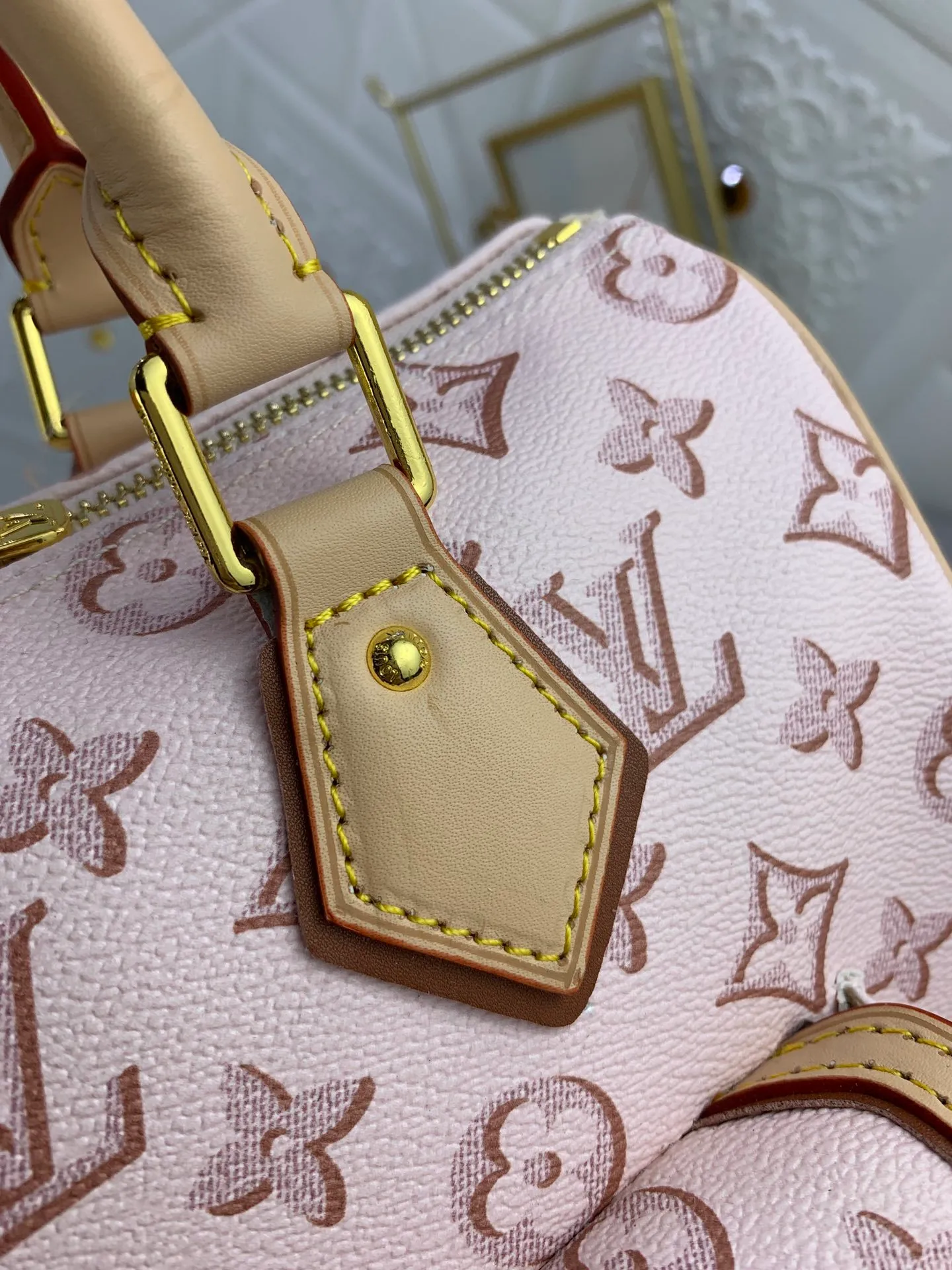 All Categories Official Website "Brand Women's Bags" Women's Bags 💙 LV (new silk screen pillow bag) The compact SPEEDY BANDOULIÈRE 25 handbag reshapes its elegant silhouette, outer pockets and gold buckles. The miniature monogram pattern and leather trim on the canvas evoke the House's historical design codes, as does the rolled leather handle and engraved padlock. an adjustable and