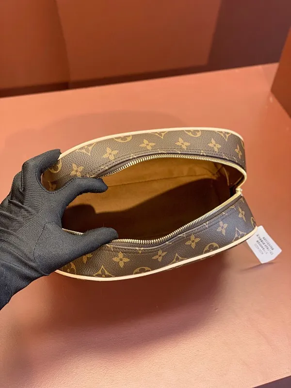 All categories Official website "Brand Women's Bags" Women's Bags 💙 LV 2025 new LV toiletry bag