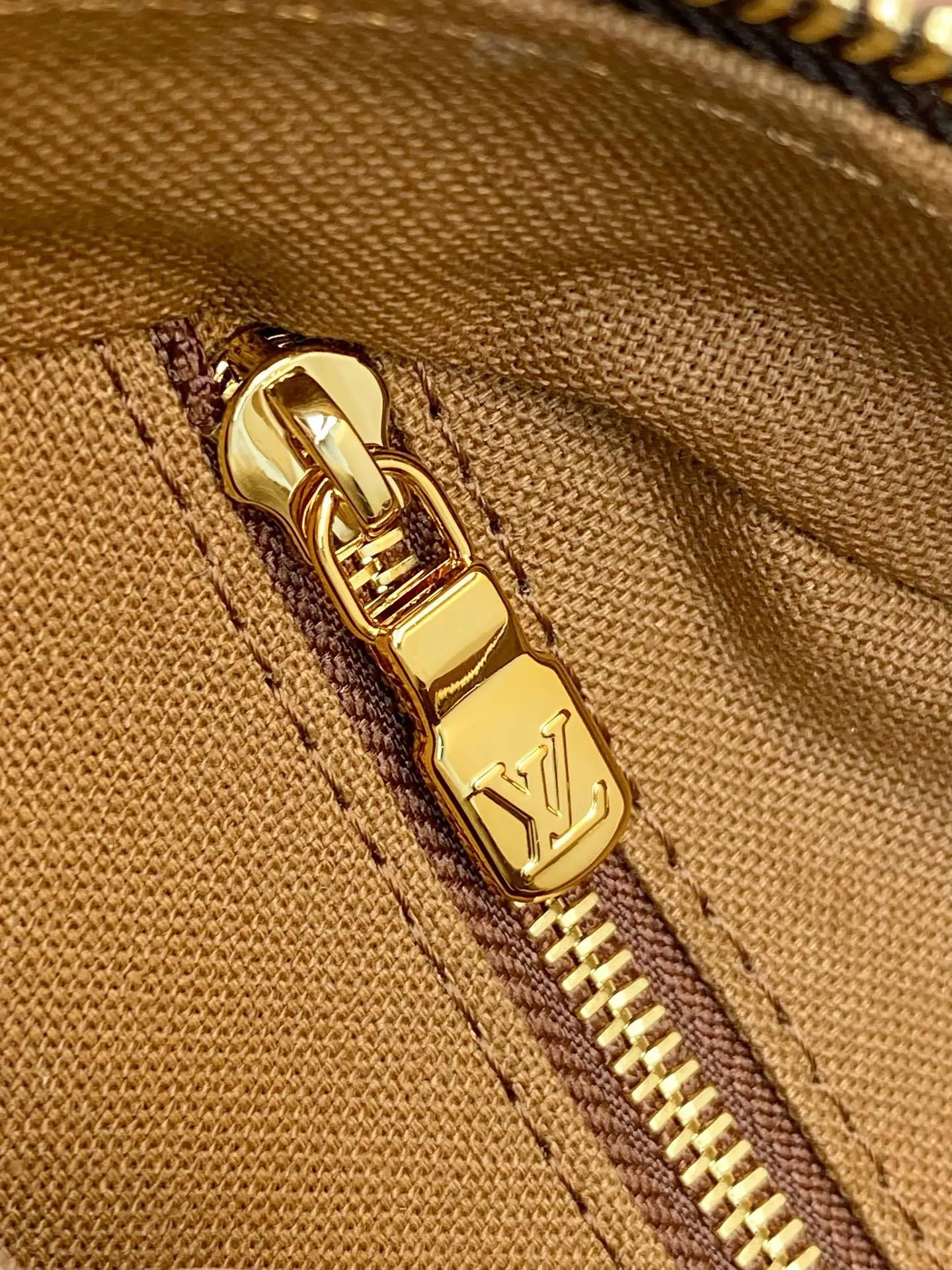 All categories Official website "Brand Women's Bags" Women's Bags 💙 LV 2025 new LV toiletry bag
