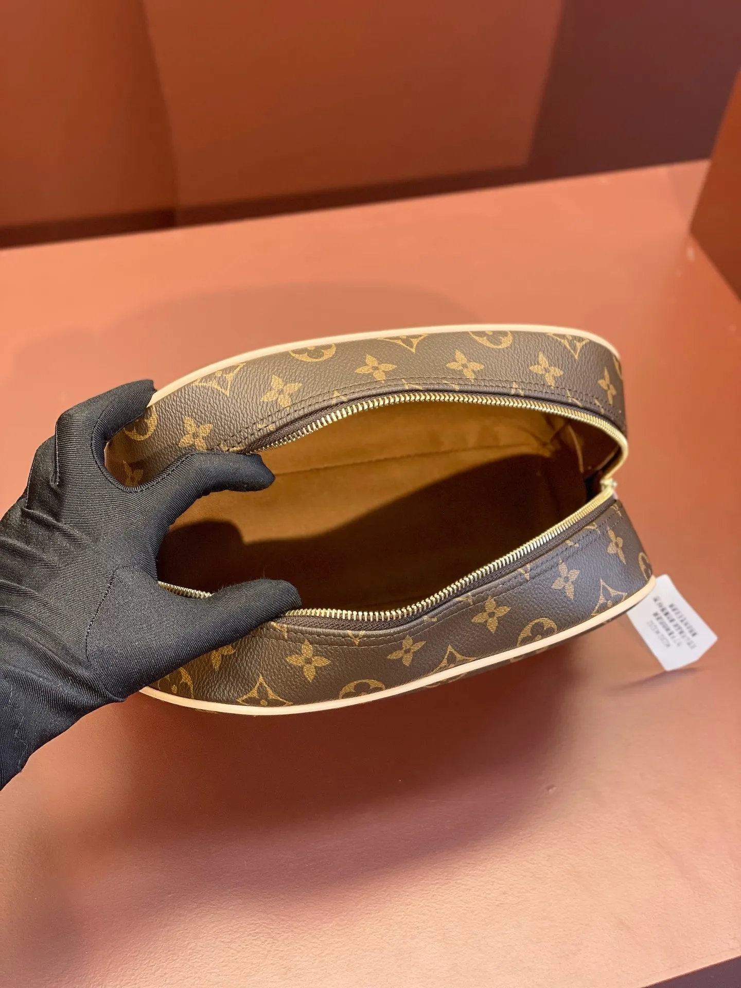 All categories Official website "Brand Women's Bags" Women's Bags 💙 LV 2025 new LV toiletry bag