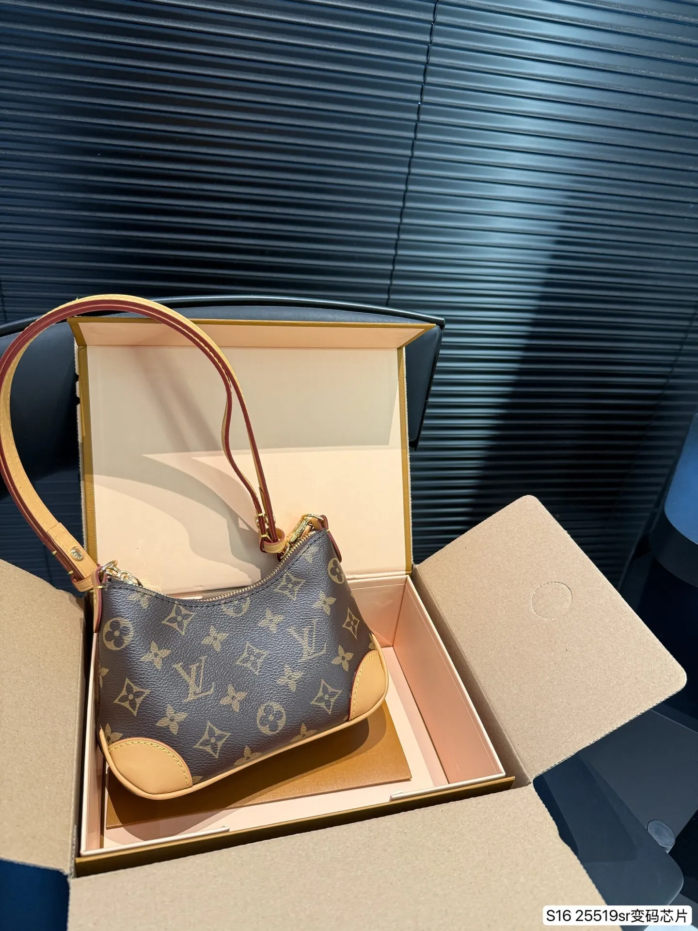 All categories Official website "Brand Women's Bags" Women's Bags 💙 LV 2025 new LV armpit bag