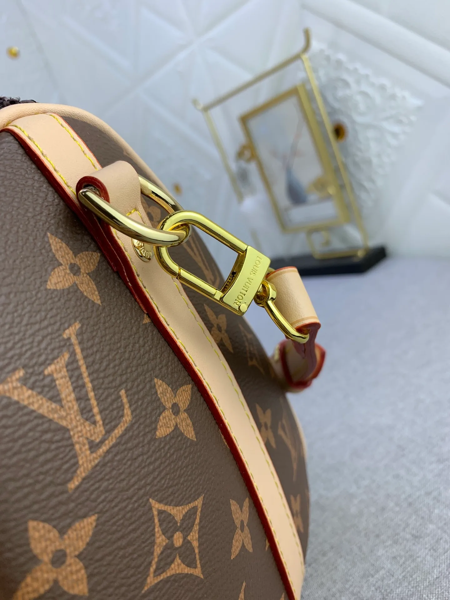 All Categories Official Website "Brand Women's Bags" Women's Bags 💙 LV (new silk screen pillow bag) The compact SPEEDY BANDOULIÈRE 25 handbag reshapes its elegant silhouette, outer pockets and gold buckles. The miniature monogram pattern and leather trim on the canvas evoke the House's historical design codes, as does the rolled leather handle and engraved padlock. an adjustable and