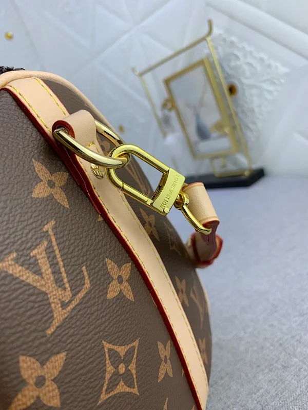 All Categories Official Website "Brand Women's Bags" Women's Bags 💙 LV (new silk screen pillow bag) The compact SPEEDY BANDOULIÈRE 25 handbag reshapes its elegant silhouette, outer pockets and gold buckles. The miniature monogram pattern and leather trim on the canvas evoke the House's historical design codes, as does the rolled leather handle and engraved padlock. an adjustable and