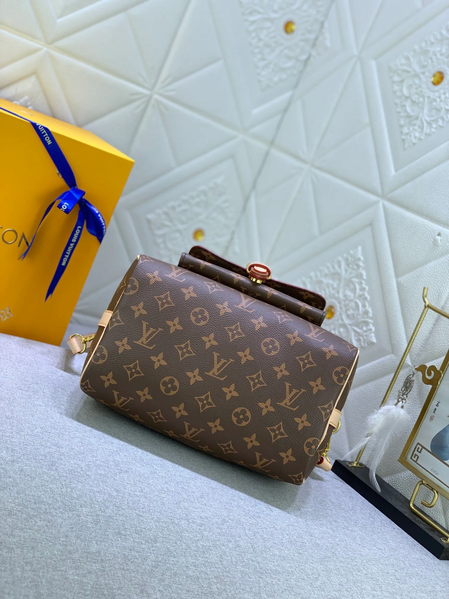 All Categories Official Website "Brand Women's Bags" Women's Bags 💙 LV (new silk screen pillow bag) The compact SPEEDY BANDOULIÈRE 25 handbag reshapes its elegant silhouette, outer pockets and gold buckles. The miniature monogram pattern and leather trim on the canvas evoke the House's historical design codes, as does the rolled leather handle and engraved padlock. an adjustable and