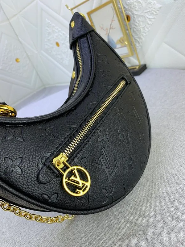 All Categories Official Website "Brand Women's Bags" Women's Bags 💙 LV Upgraded Original ⭐️New Embossed Moon Bag Latest Single Product Moon Bag! Nicolas Ghesquière traces its origins to the Croissant handbag in the Louis Vuitton archives and launches the Loop half-moon baguette bag in the 2022 early spring series. Compact structure fits the body