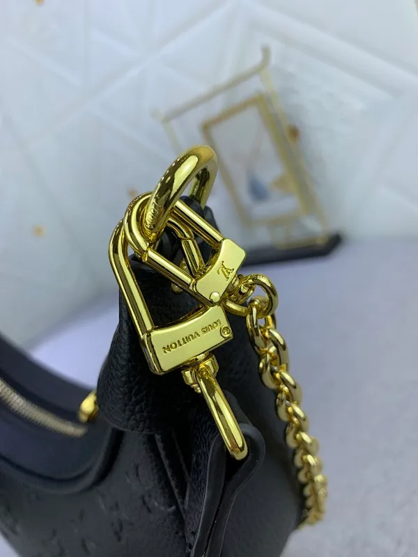 All Categories Official Website "Brand Women's Bags" Women's Bags 💙 LV Upgraded Original ⭐️New Embossed Moon Bag Latest Single Product Moon Bag! Nicolas Ghesquière traces its origins to the Croissant handbag in the Louis Vuitton archives and launches the Loop half-moon baguette bag in the 2022 early spring series. Compact structure fits the body
