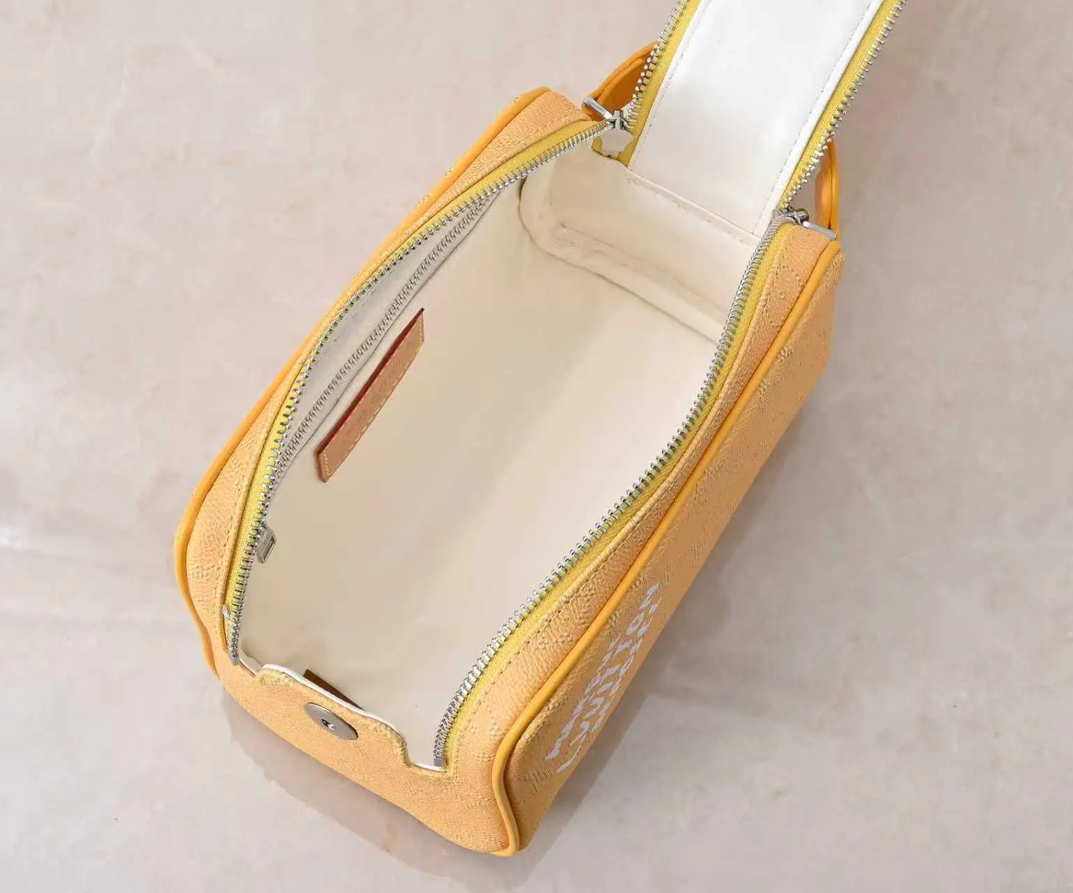 All categories Official website "Brand Women's Bags" Women's Bags 💙 LV 2026 new LV toiletry bag