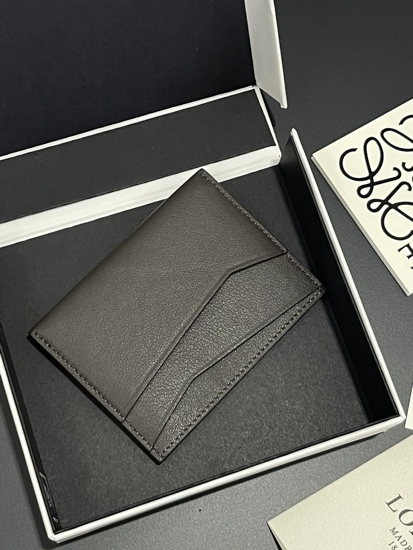 440💰 Men's single card holder shipped. The wallet is inspired by the puzzle series handbags. It adopts a unique geometric pattern. It is made of classic calfskin material. It has four card slots and a middle compartment. Style number 3802. Size 10.5*7.5