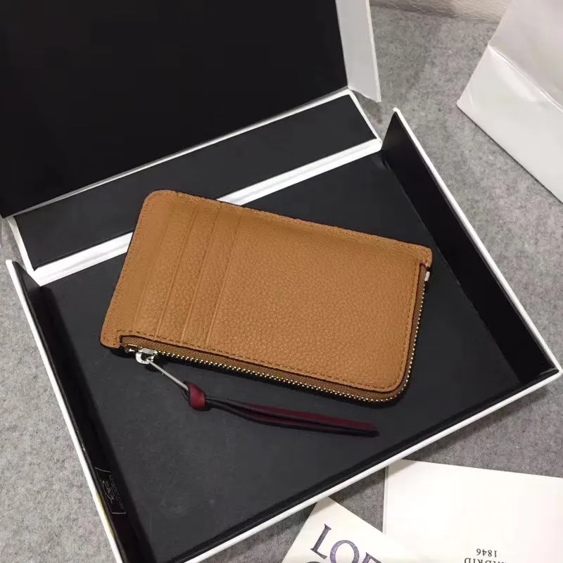480💰 Color-blocked zippered card holder is made of soft pique calfskin and contrasting calfskin. There are card slots and zipper pockets on both sides, which can hold change and cards. It is exquisite and practical. Style number 3611, size 13*7.5
