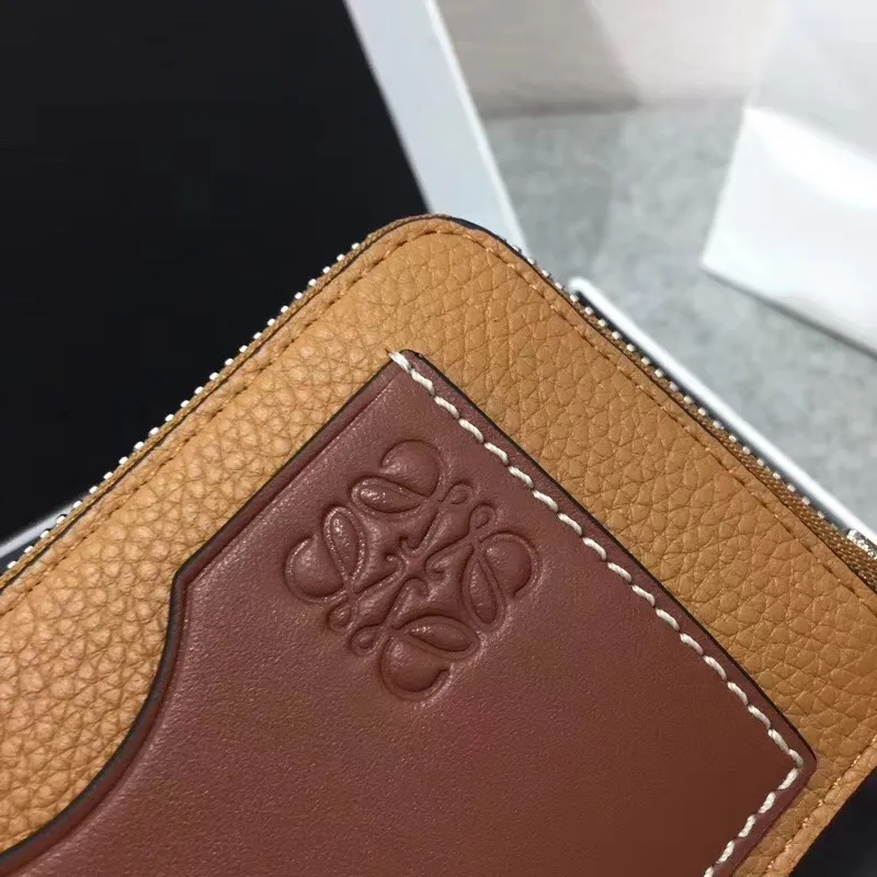 480💰 Color-blocked zippered card holder is made of soft pique calfskin and contrasting calfskin. There are card slots and zipper pockets on both sides, which can hold change and cards. It is exquisite and practical. Style number 3611, size 13*7.5