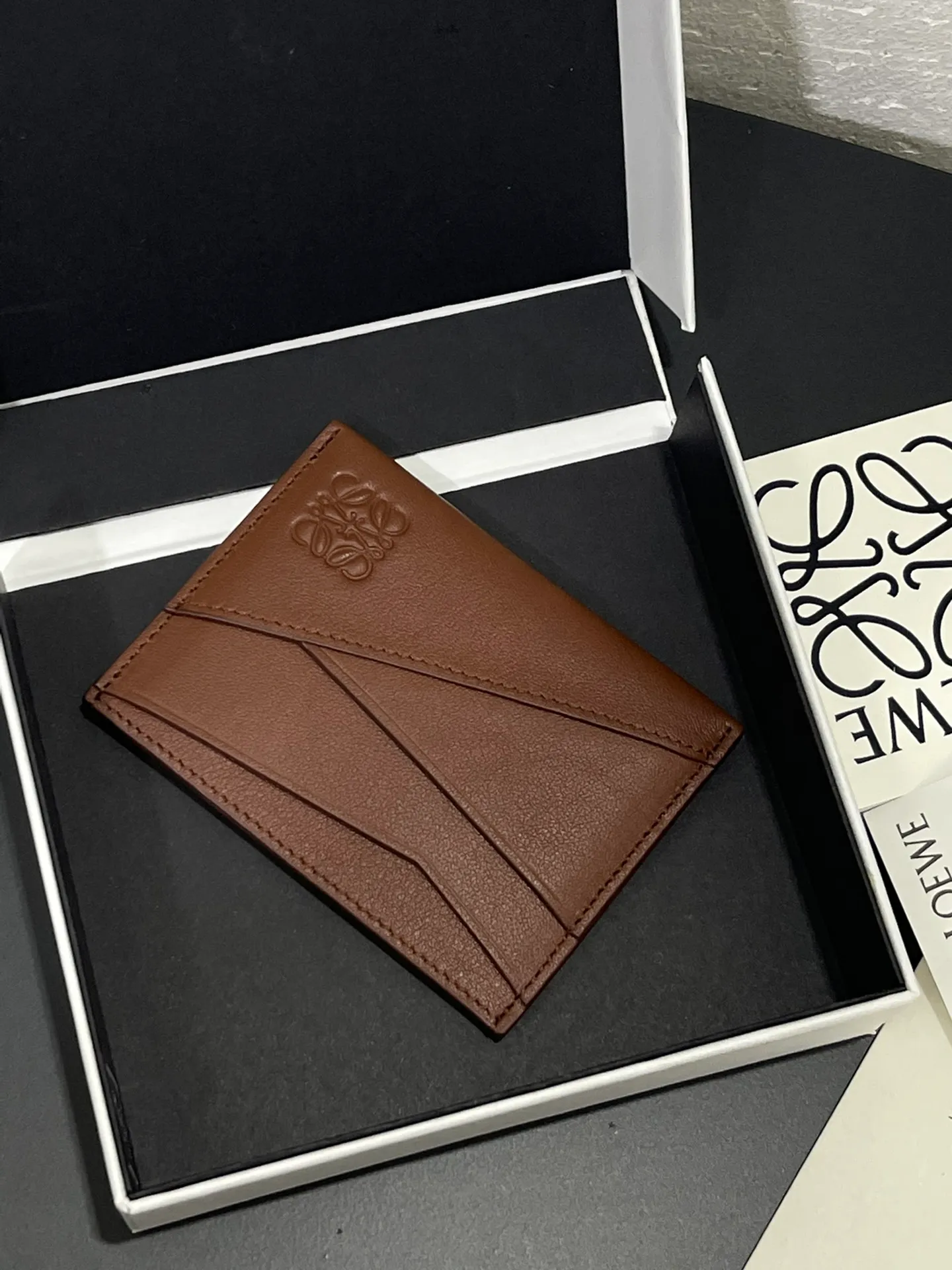 440💰 Men's single card holder shipped. The wallet is inspired by the puzzle series handbags. It adopts a unique geometric pattern. It is made of classic calfskin material. It has four card slots and a middle compartment. Style number 3802. Size 10.5*7.5