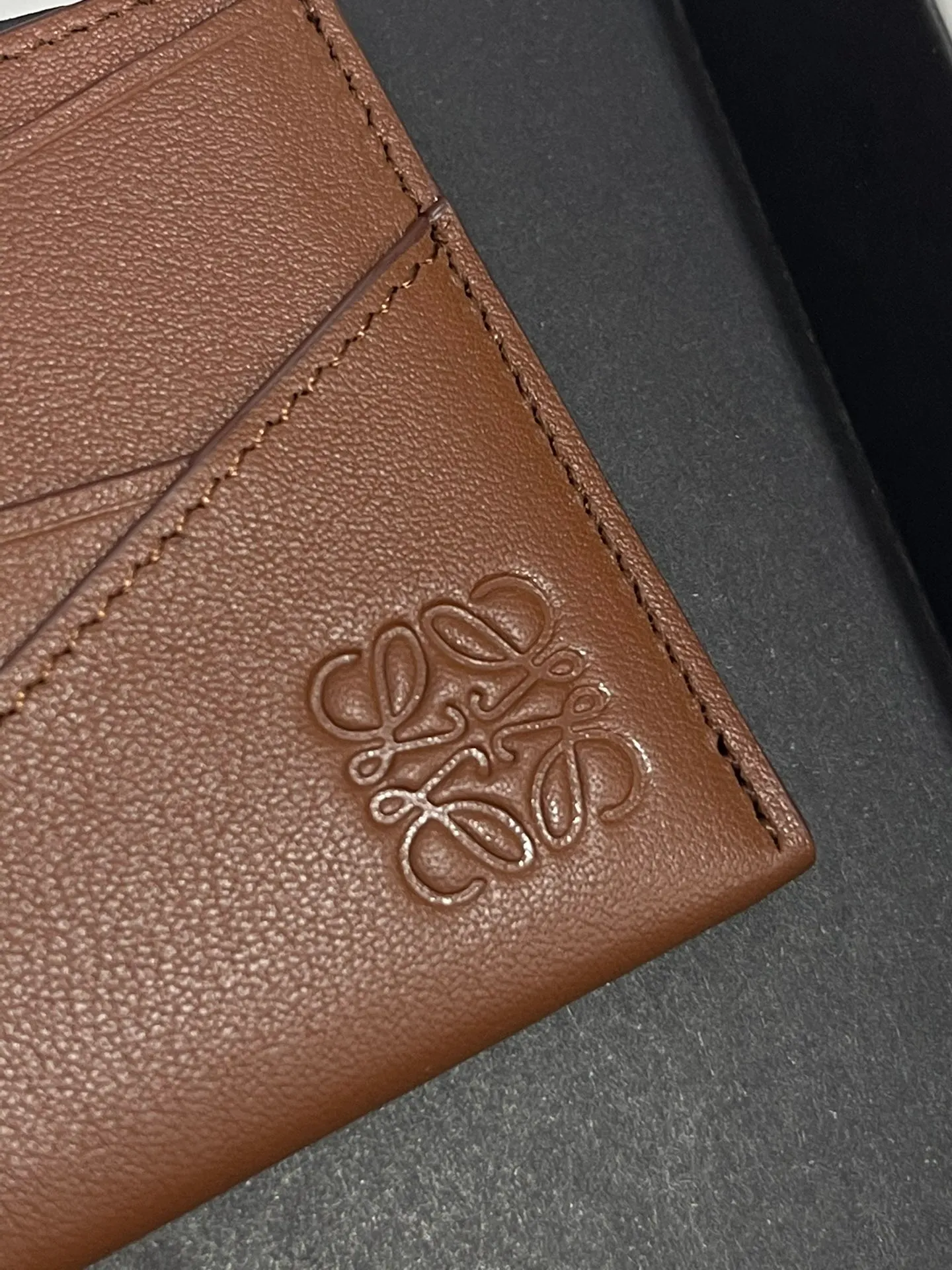 440💰 Men's single card holder shipped. The wallet is inspired by the puzzle series handbags. It adopts a unique geometric pattern. It is made of classic calfskin material. It has four card slots and a middle compartment. Style number 3802. Size 10.5*7.5