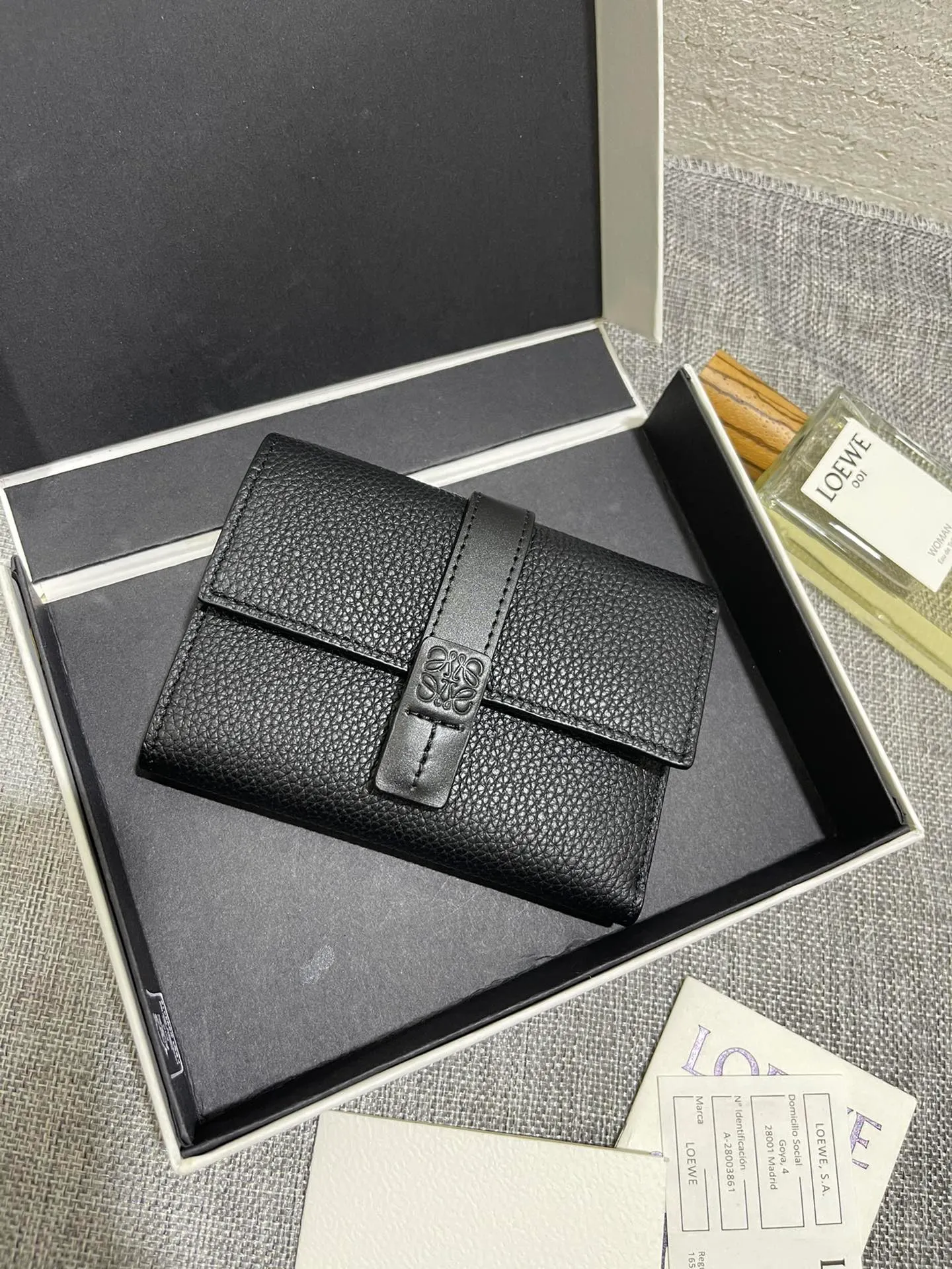 640💰 Small vertical wallet series wallets are made of soft pique calfskin and contrasting calfskin. It has zipper pockets, card slots and slip pockets, and a push button switch. It is exquisite and practical. Style number 3610, size 12*8.5