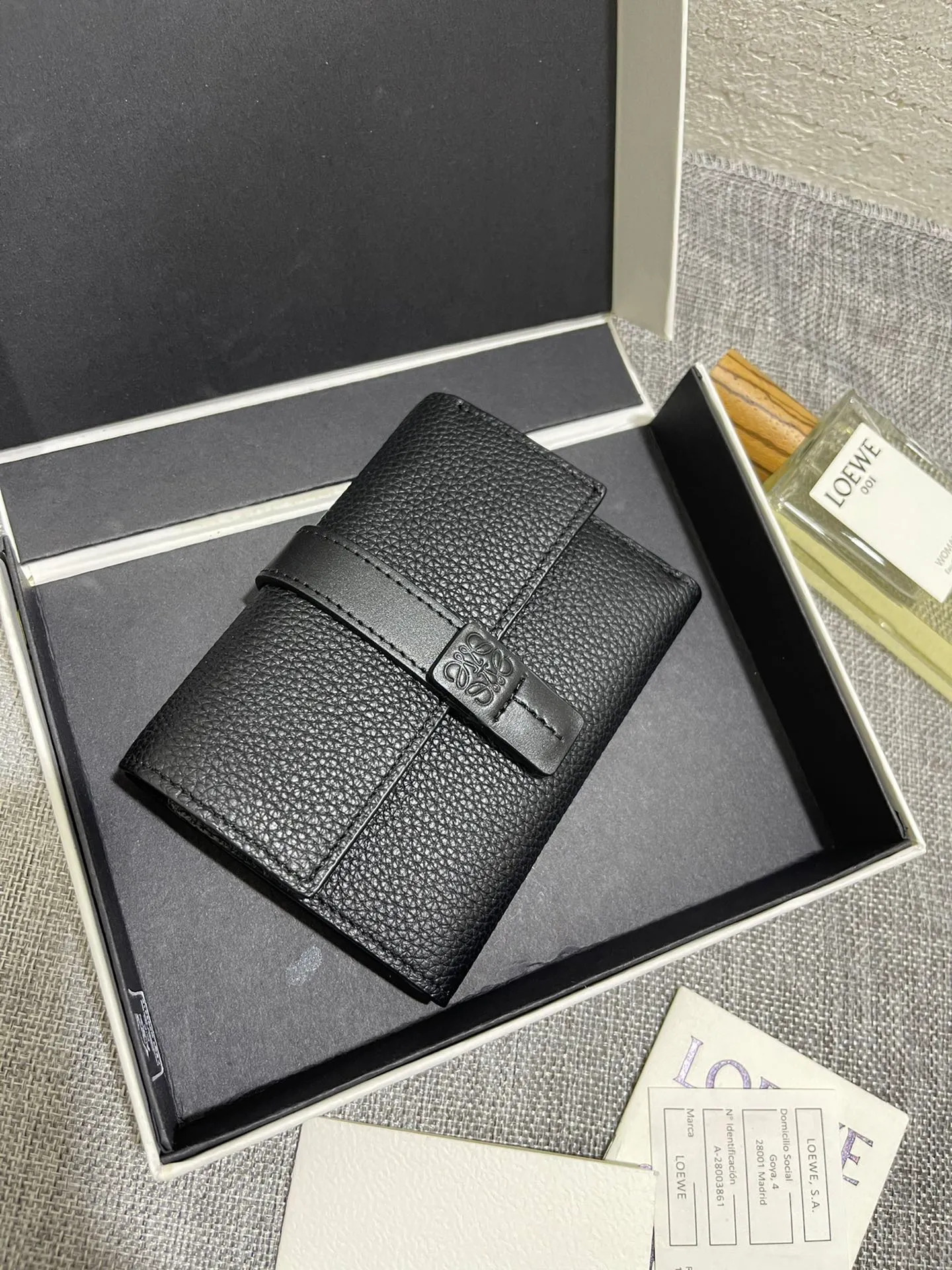 640💰 Small vertical wallet series wallets are made of soft pique calfskin and contrasting calfskin. It has zipper pockets, card slots and slip pockets, and a push button switch. It is exquisite and practical. Style number 3610, size 12*8.5