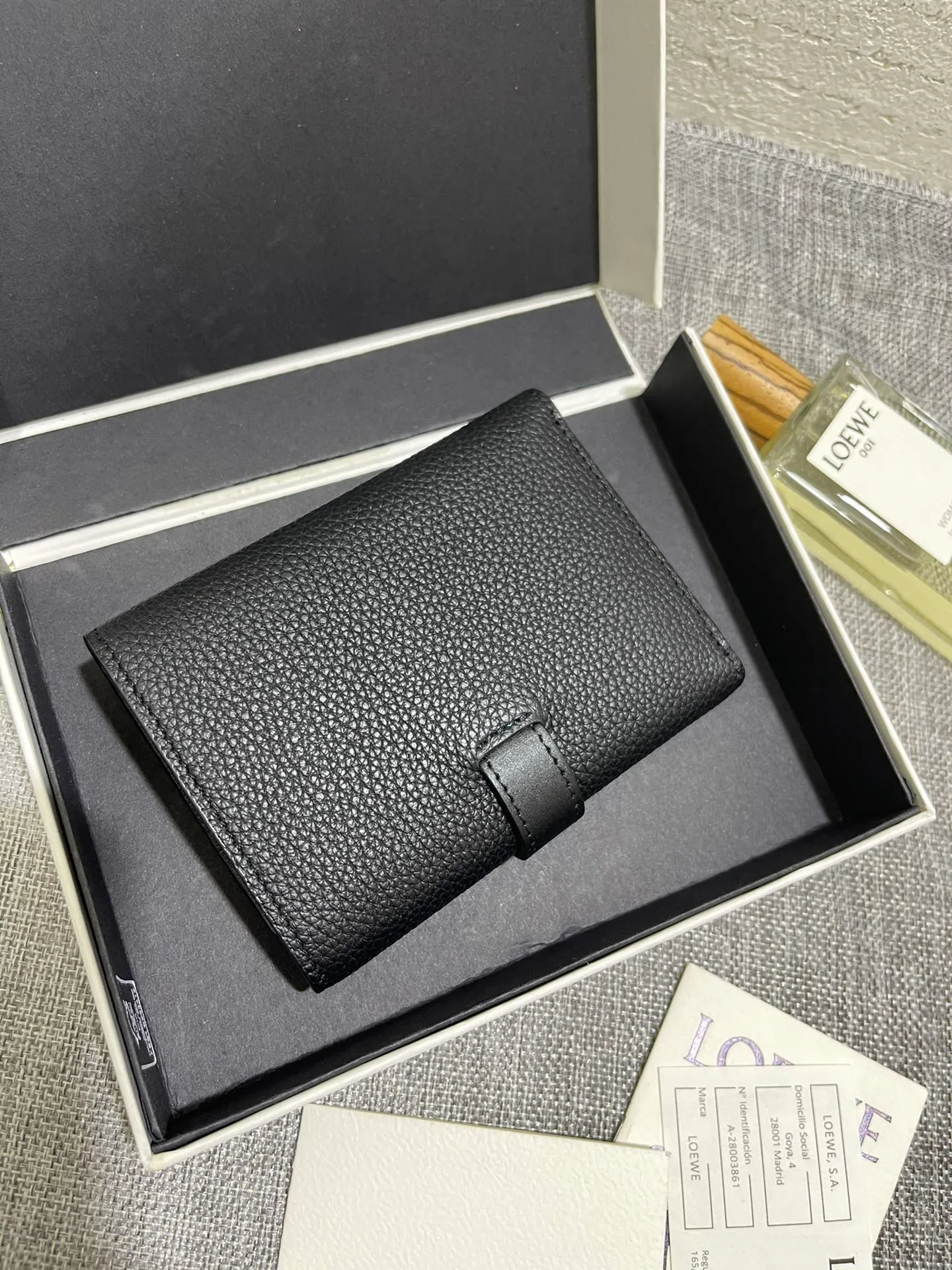 640💰 Small vertical wallet series wallets are made of soft pique calfskin and contrasting calfskin. It has zipper pockets, card slots and slip pockets, and a push button switch. It is exquisite and practical. Style number 3610, size 12*8.5