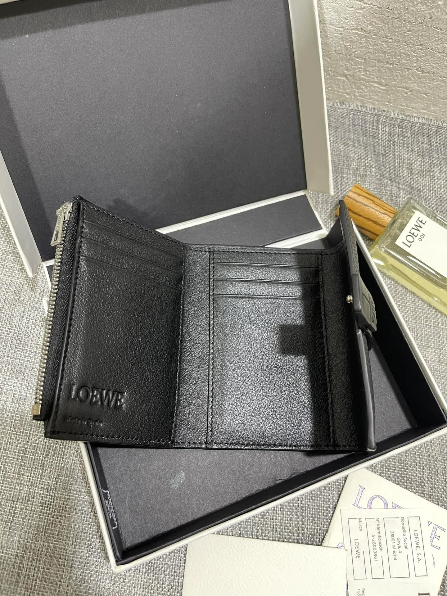640💰 Small vertical wallet series wallets are made of soft pique calfskin and contrasting calfskin. It has zipper pockets, card slots and slip pockets, and a push button switch. It is exquisite and practical. Style number 3610, size 12*8.5