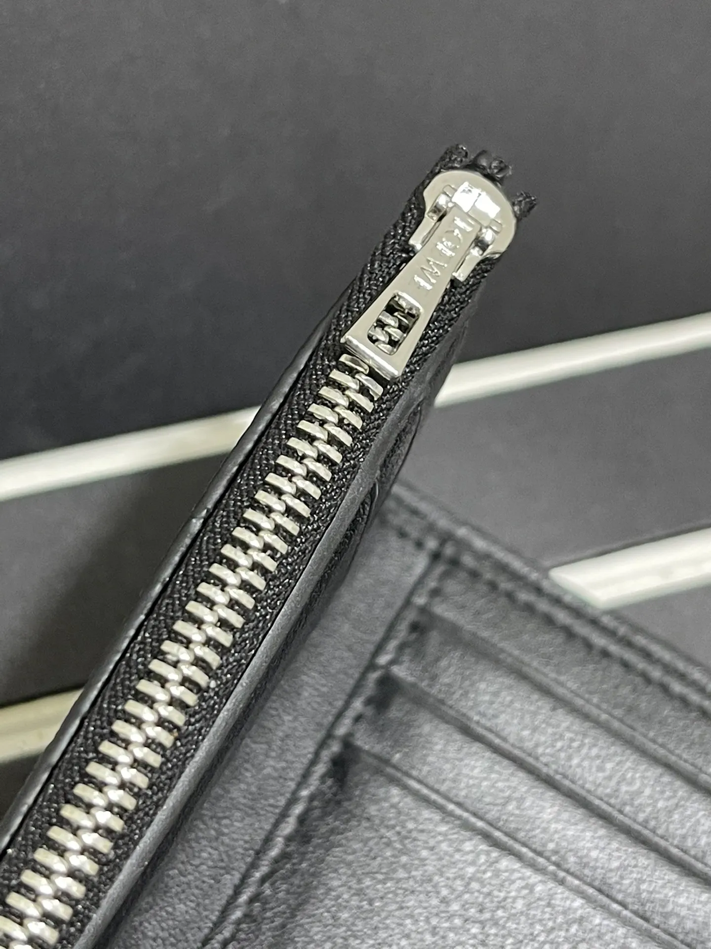 640💰 Small vertical wallet series wallets are made of soft pique calfskin and contrasting calfskin. It has zipper pockets, card slots and slip pockets, and a push button switch. It is exquisite and practical. Style number 3610, size 12*8.5
