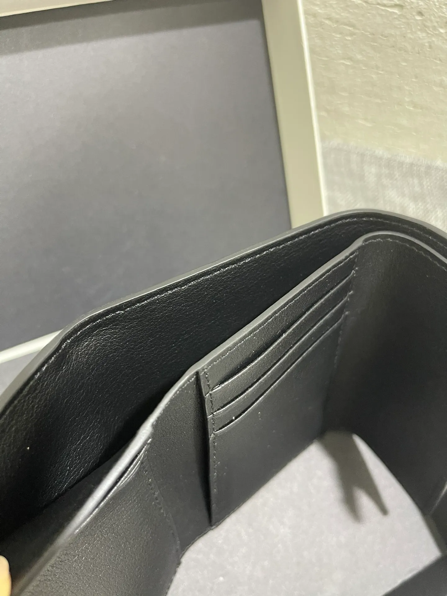 640💰 Small vertical wallet series wallets are made of soft pique calfskin and contrasting calfskin. It has zipper pockets, card slots and slip pockets, and a push button switch. It is exquisite and practical. Style number 3610, size 12*8.5