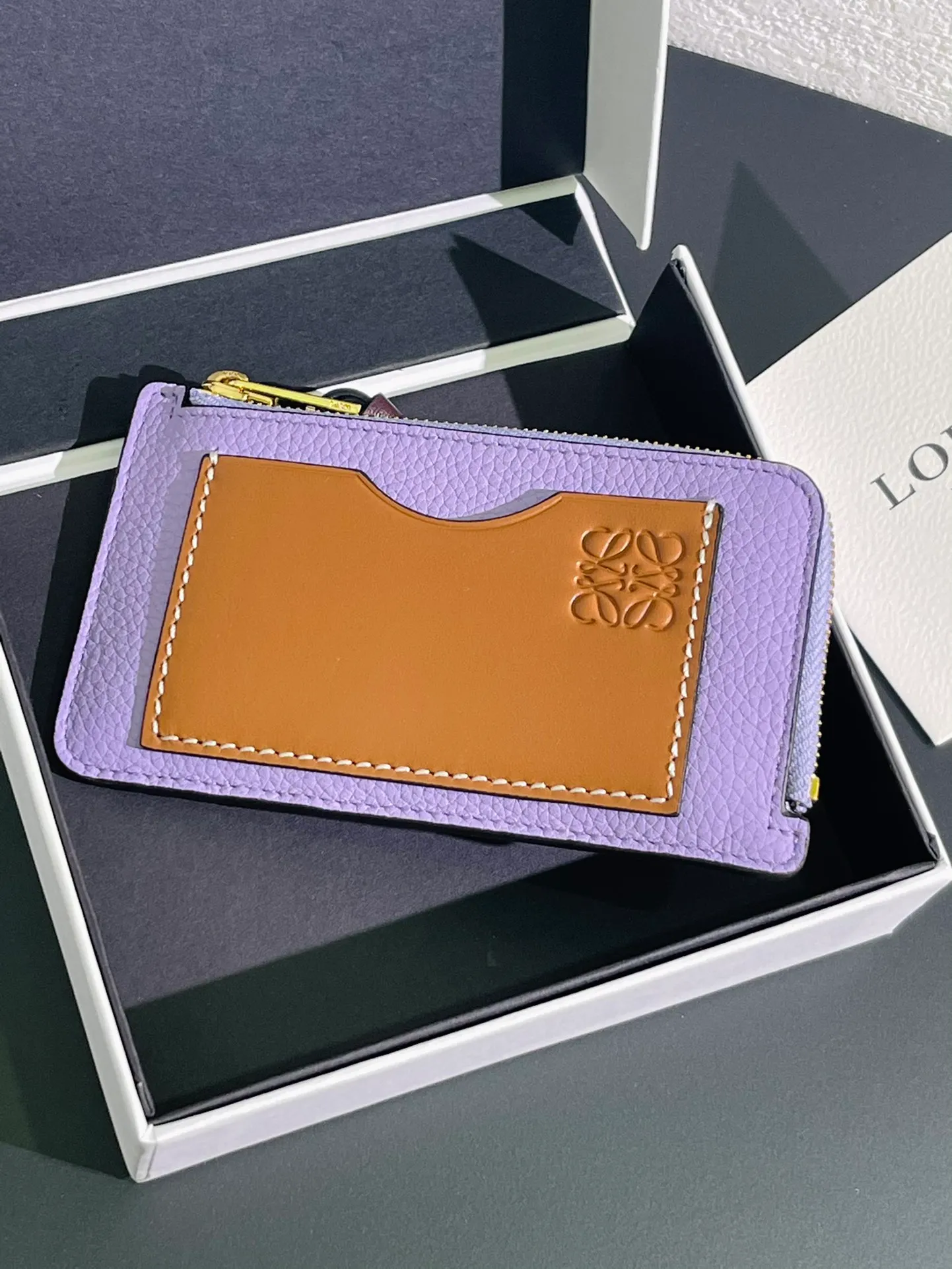 480💰 Color-blocked zippered card holder is made of soft pique calfskin and contrasting calfskin. There are card slots and zipper pockets on both sides, which can hold change and cards. It is exquisite and practical. Style number 3762, size 13*7.5