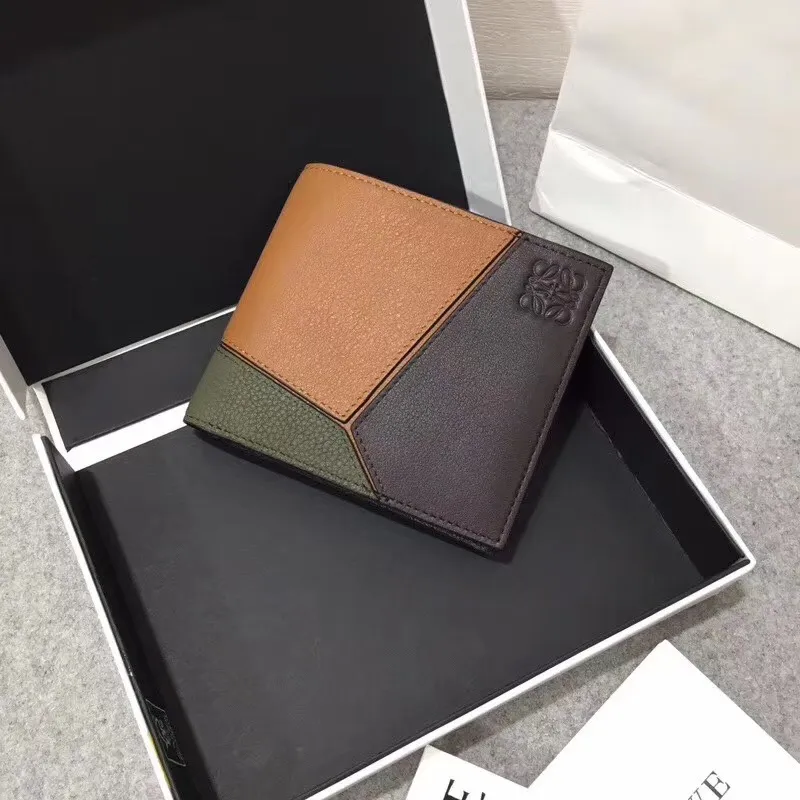 600💰 ## Men's Puzzle bifold wallet series color-blocked short clip is made of piqué calfskin. Its design features: 8 credit card slots and 2 slip pockets. Style number 3582, size 11.5*10