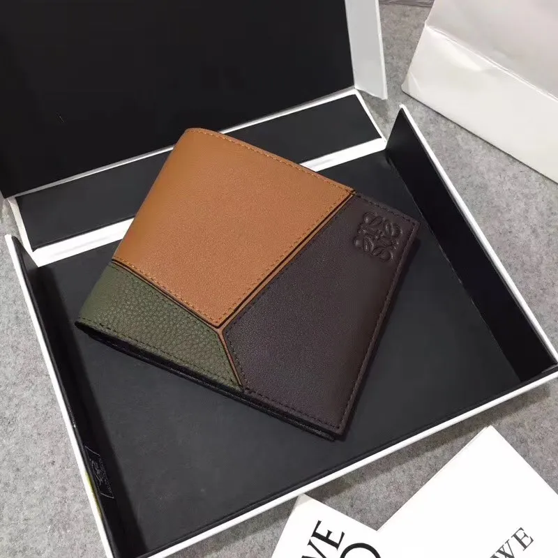 600💰 ## Men's Puzzle bifold wallet series color-blocked short clip is made of piqué calfskin. Its design features: 8 credit card slots and 2 slip pockets. Style number 3582, size 11.5*10
