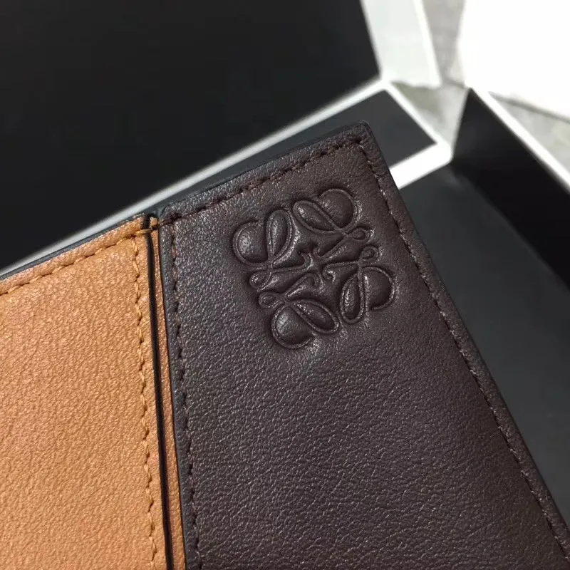 600💰 ## Men's Puzzle bifold wallet series color-blocked short clip is made of piqué calfskin. Its design features: 8 credit card slots and 2 slip pockets. Style number 3582, size 11.5*10