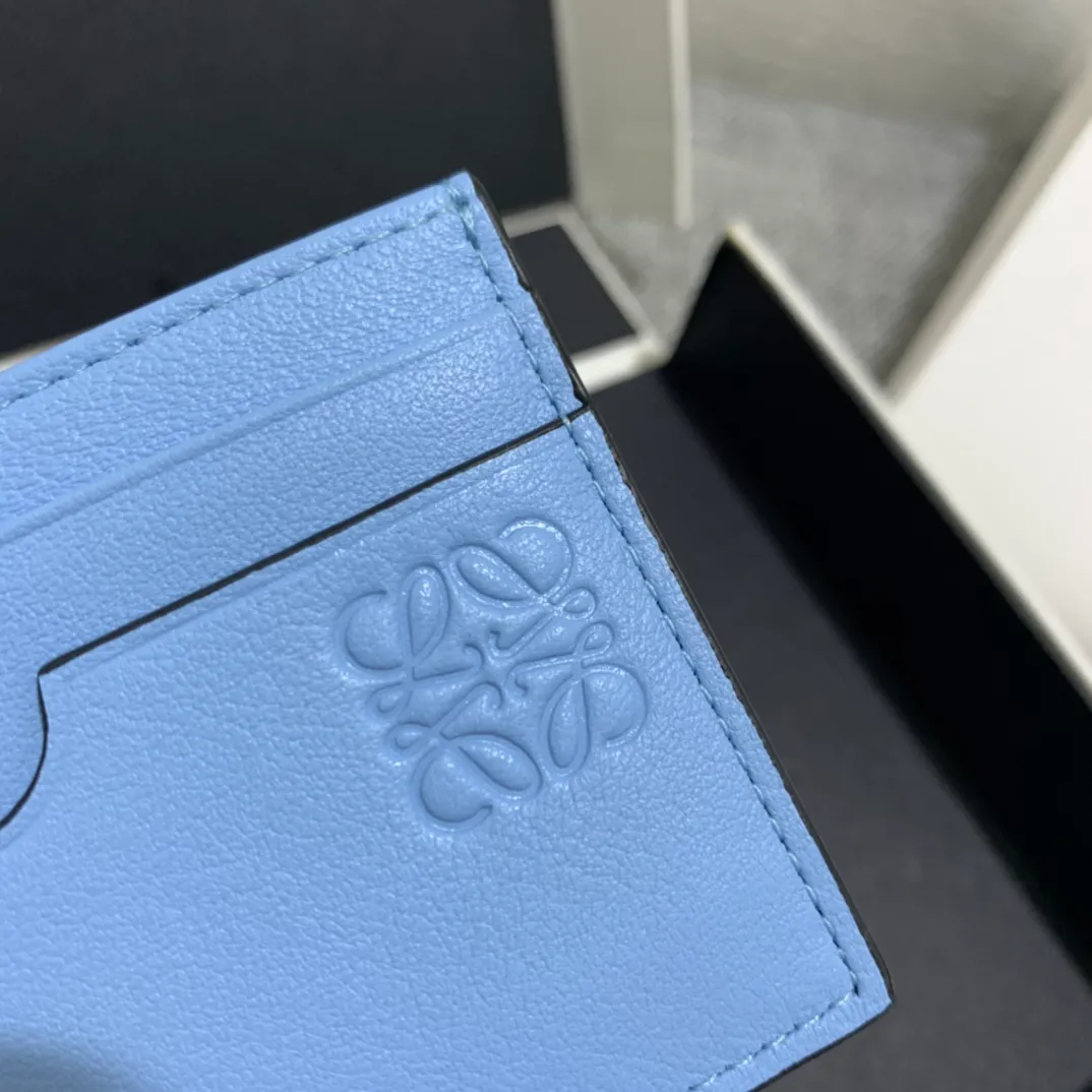 The special limited edition "Little Gray Rabbit" series single card holder is made of classic calfskin, using precise cutting technology and inlay technology. Its smart and exquisite design is dazzling. Style No. 3735, size 10*7 (Note⚠️: The Totoro pattern is spliced ​​and inlaid, and gaps and flakes are normal) 💰540