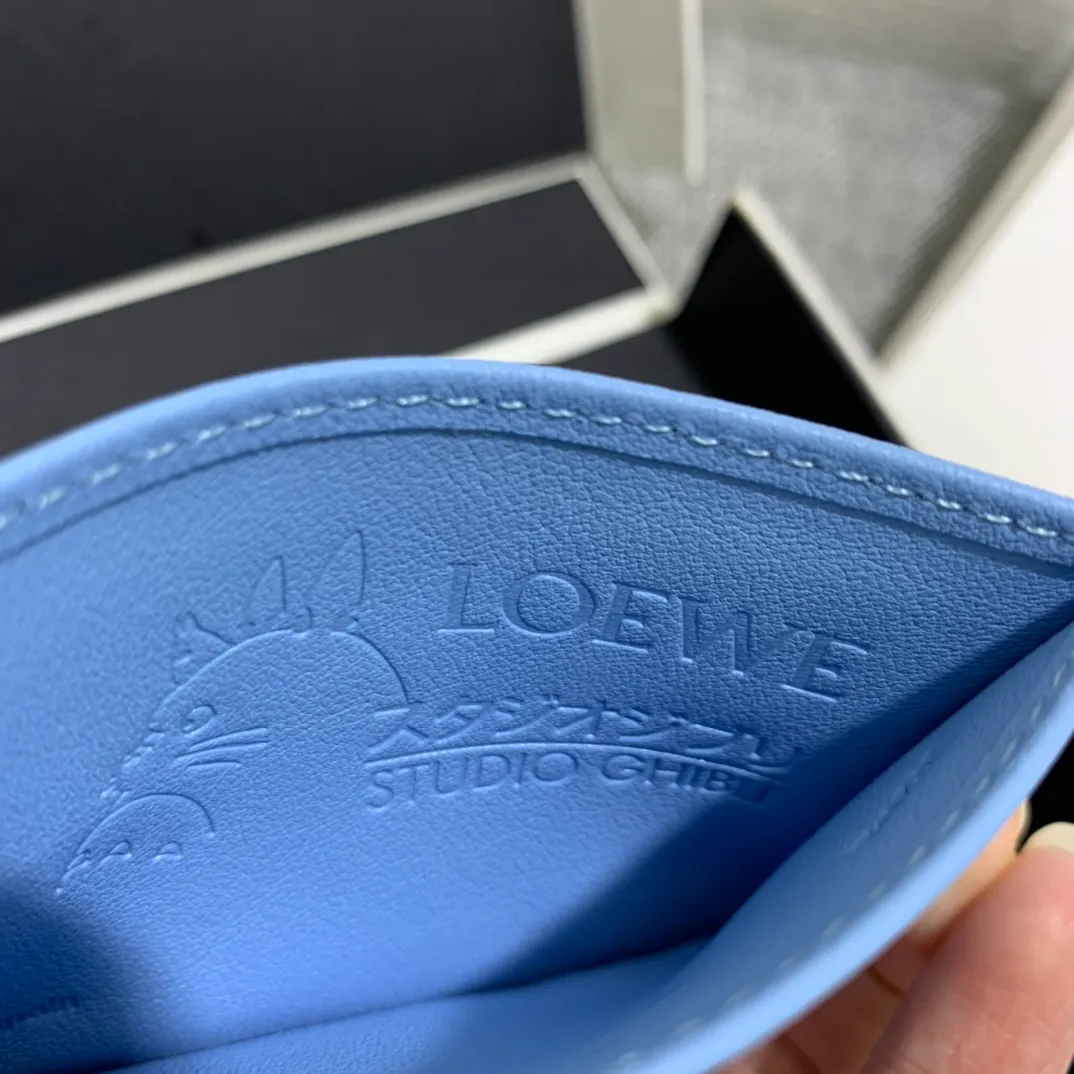 The special limited edition "Little Gray Rabbit" series single card holder is made of classic calfskin, using precise cutting technology and inlay technology. Its smart and exquisite design is dazzling. Style No. 3735, size 10*7 (Note⚠️: The Totoro pattern is spliced ​​and inlaid, and gaps and flakes are normal) 💰540