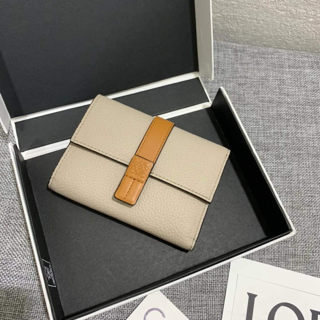 640💰 Small vertical wallet series wallets are made of soft pique calfskin and contrasting calfskin. It has zipper pockets, card slots and slip pockets, and a push button switch. It is exquisite and practical. Style number 3610, size 12*8.5