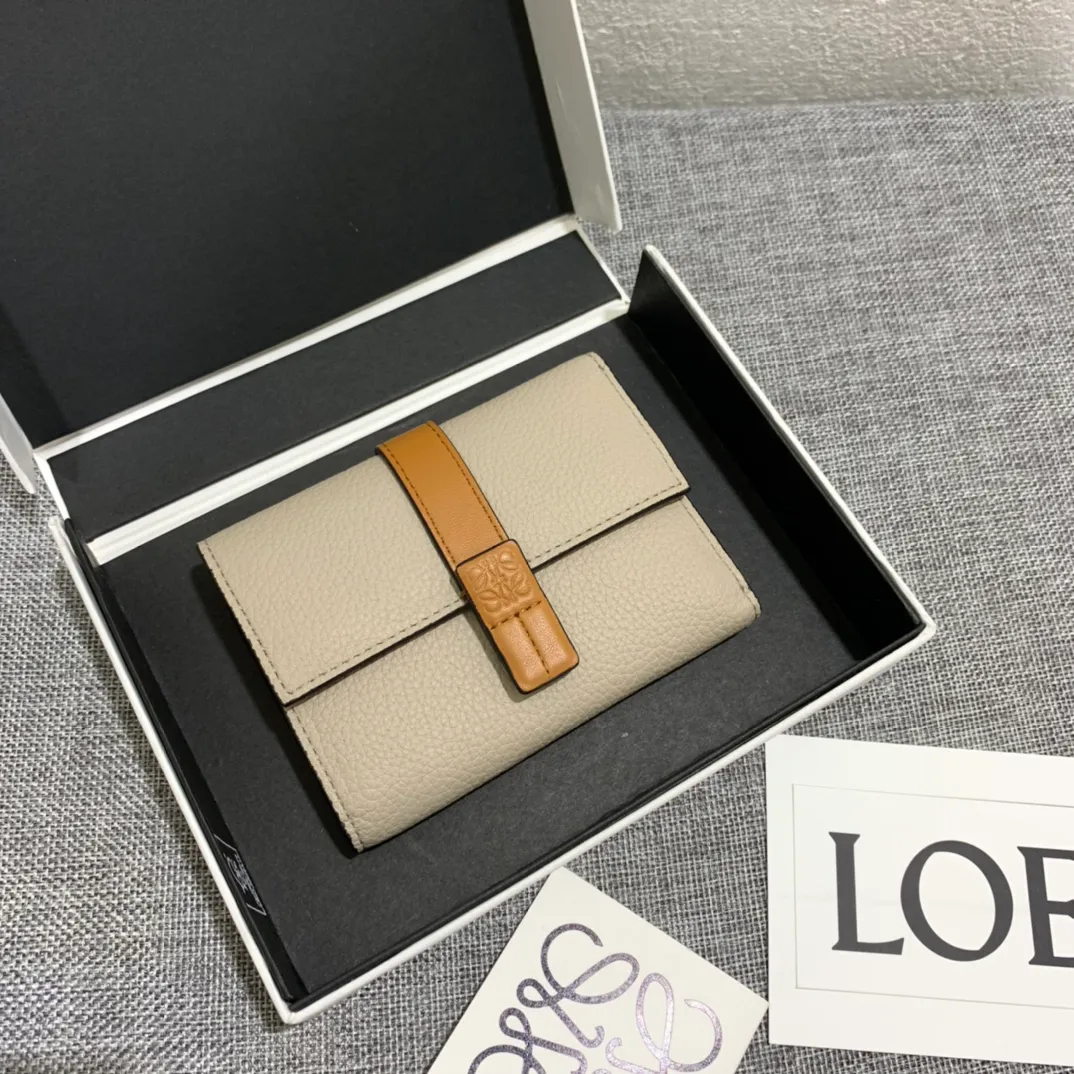 640💰 Small vertical wallet series wallets are made of soft pique calfskin and contrasting calfskin. It has zipper pockets, card slots and slip pockets, and a push button switch. It is exquisite and practical. Style number 3610, size 12*8.5
