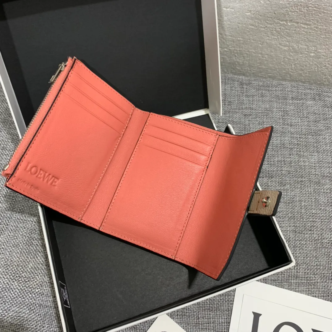 640💰 Small vertical wallet series wallets are made of soft pique calfskin and contrasting calfskin. It has zipper pockets, card slots and slip pockets, and a push button switch. It is exquisite and practical. Style number 3610, size 12*8.5