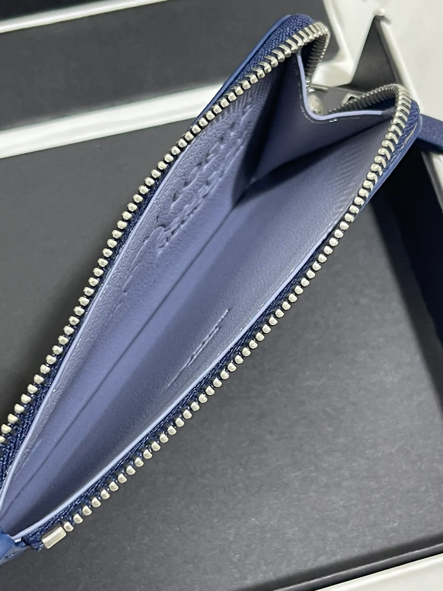 ❤️Calcifer zipper card holder✖️Howl's Moving Castle is said to be the final work of LOE**WE and Hayao Miyazaki. It is made of classic calfskin, using precise cutting technology, made with inlay technology, 4 card slots and a large zippered pocket. Style No. 3789, size 13*7.5, (Note⚠️: Since the pattern is inlaid and spliced ​​by hand, it is normal to have gaps and flakes on the leather) 💰660