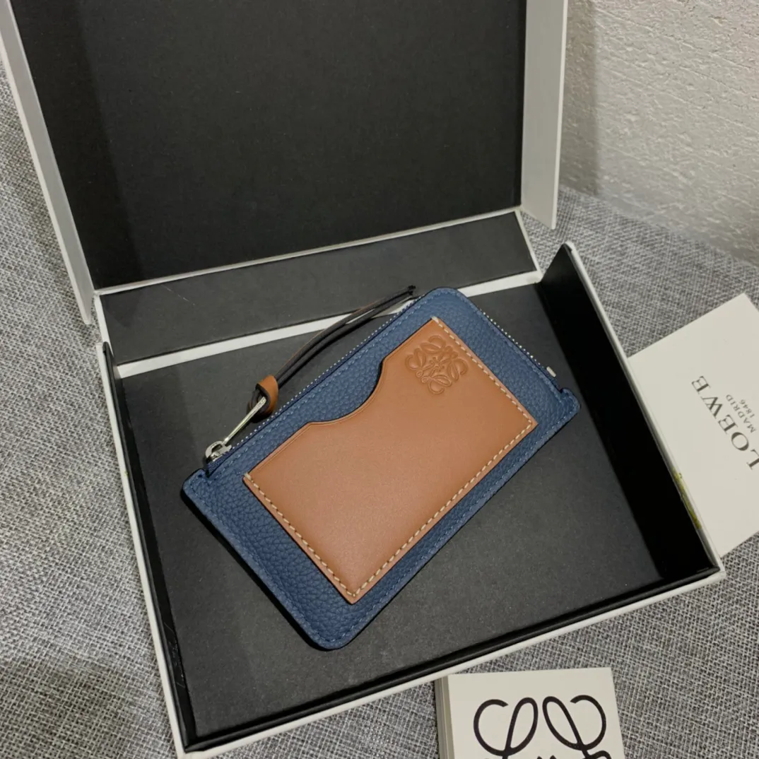 480💰 Color-blocked zippered card holder is made of soft pique calfskin and contrasting calfskin. There are card slots and zipper pockets on both sides, which can hold change and cards. It is exquisite and practical. Style number 3611, size 13*7.5