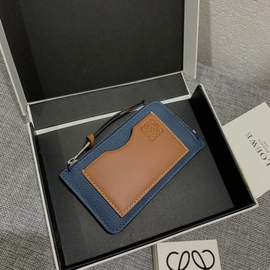 480💰 Color-blocked zippered card holder is made of soft pique calfskin and contrasting calfskin. There are card slots and zipper pockets on both sides, which can hold change and cards. It is exquisite and practical. Style number 3611, size 13*7.5