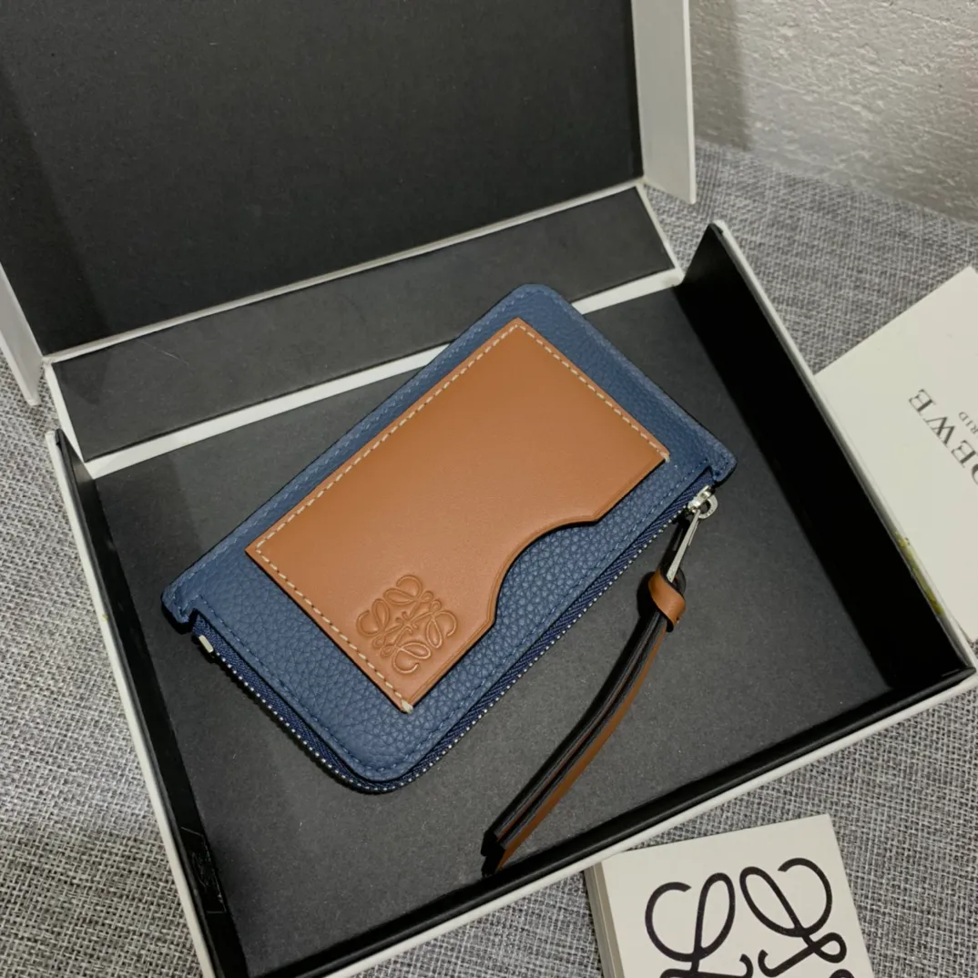 480💰 Color-blocked zippered card holder is made of soft pique calfskin and contrasting calfskin. There are card slots and zipper pockets on both sides, which can hold change and cards. It is exquisite and practical. Style number 3611, size 13*7.5