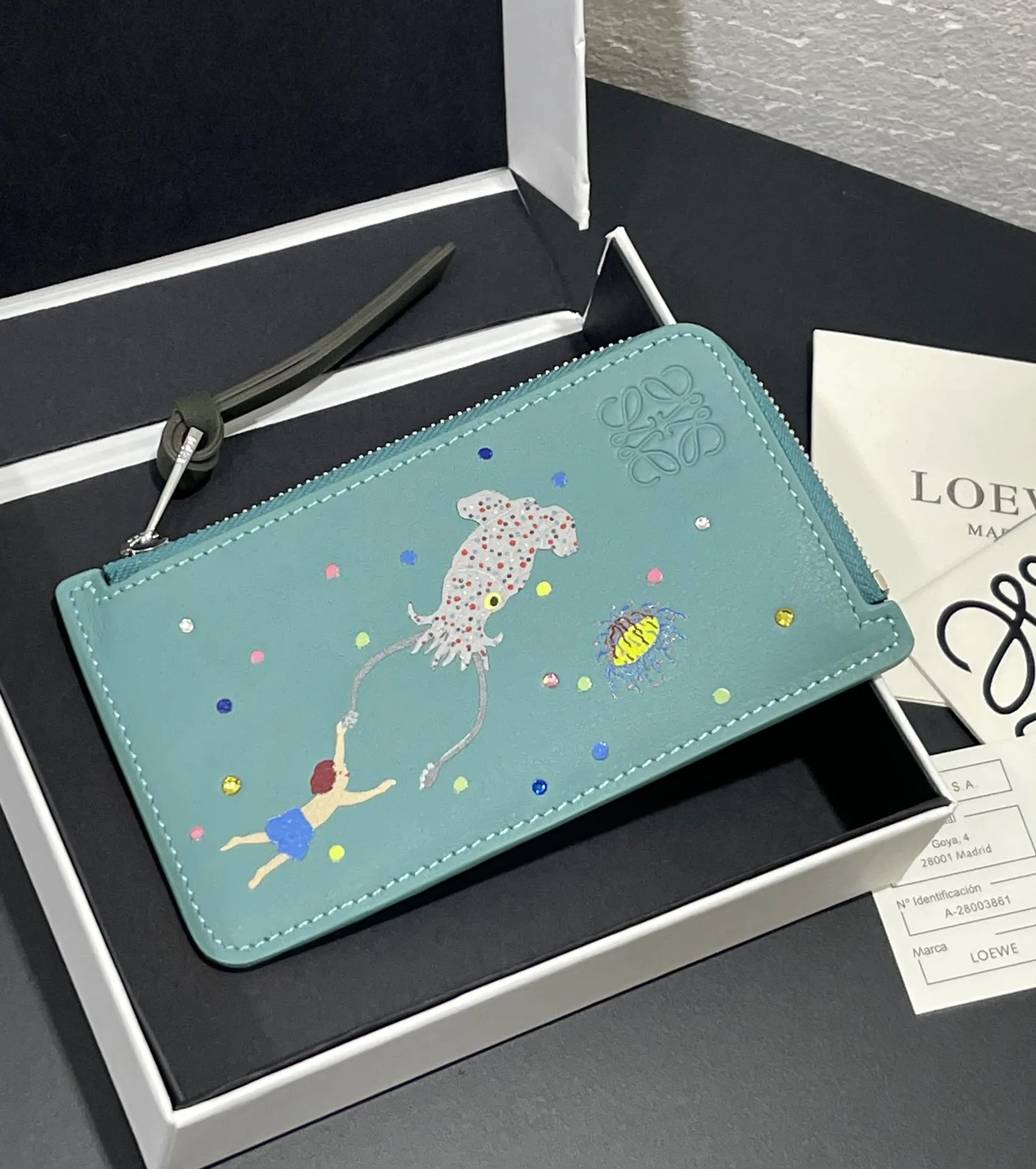 660💰Suna Fujita Zipper Card Holder Cooperation Limited Series Squid🦑 Series Made of Napa calfskin, four card slots and zipper compartment, with squid pattern and crystal decoration! Model No. 3811, size 13*7.5 (⚠️Note: Each position of the silk screen pattern will be a little different, and there will also be genuine products, because the machine will slide during the silk screen printing, which is inevitable. If you mind, please do not place an order)