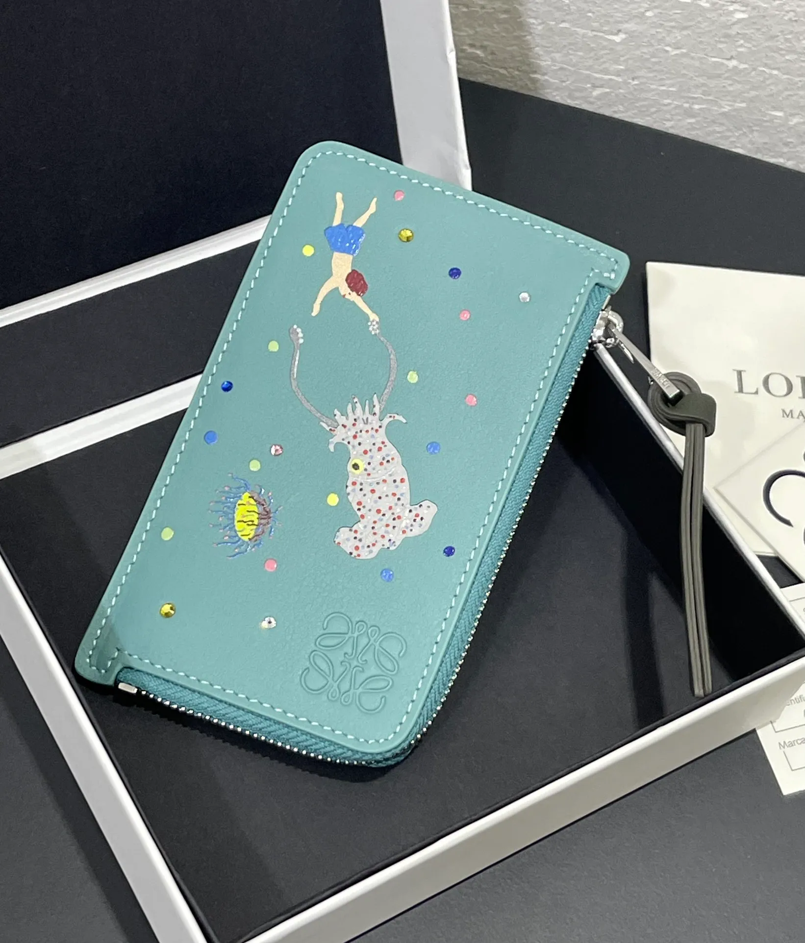 660💰Suna Fujita Zipper Card Holder Cooperation Limited Series Squid🦑 Series Made of Napa calfskin, four card slots and zipper compartment, with squid pattern and crystal decoration! Model No. 3811, size 13*7.5 (⚠️Note: Each position of the silk screen pattern will be a little different, and there will also be genuine products, because the machine will slide during the silk screen printing, which is inevitable. If you mind, please do not place an order)