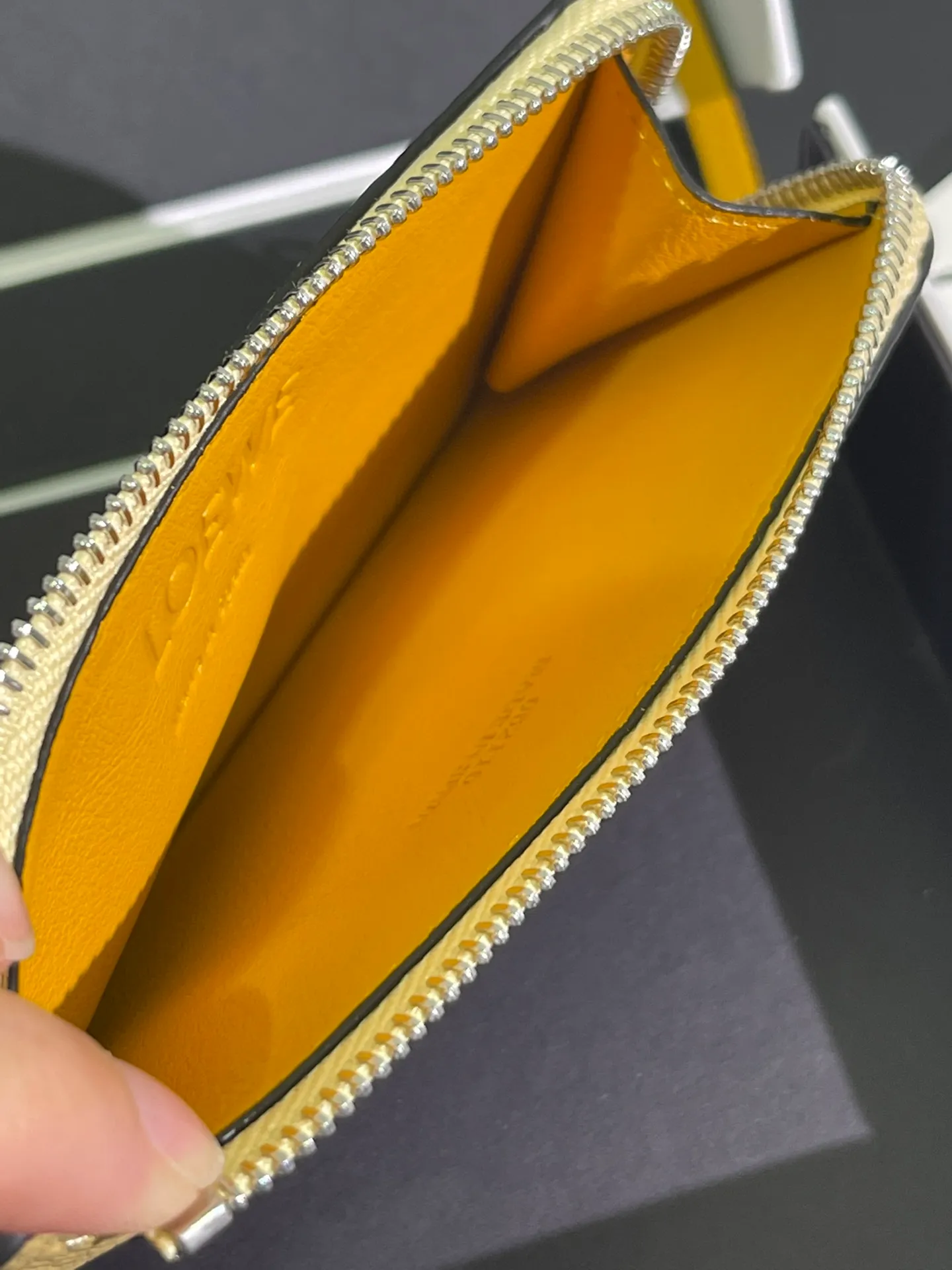 480💰 Color-blocked zippered card holder is made of soft pique calfskin and contrasting calfskin. There are card slots and zipper pockets on both sides, which can hold change and cards. It is exquisite and practical. Style number 3762, size 13*7.5