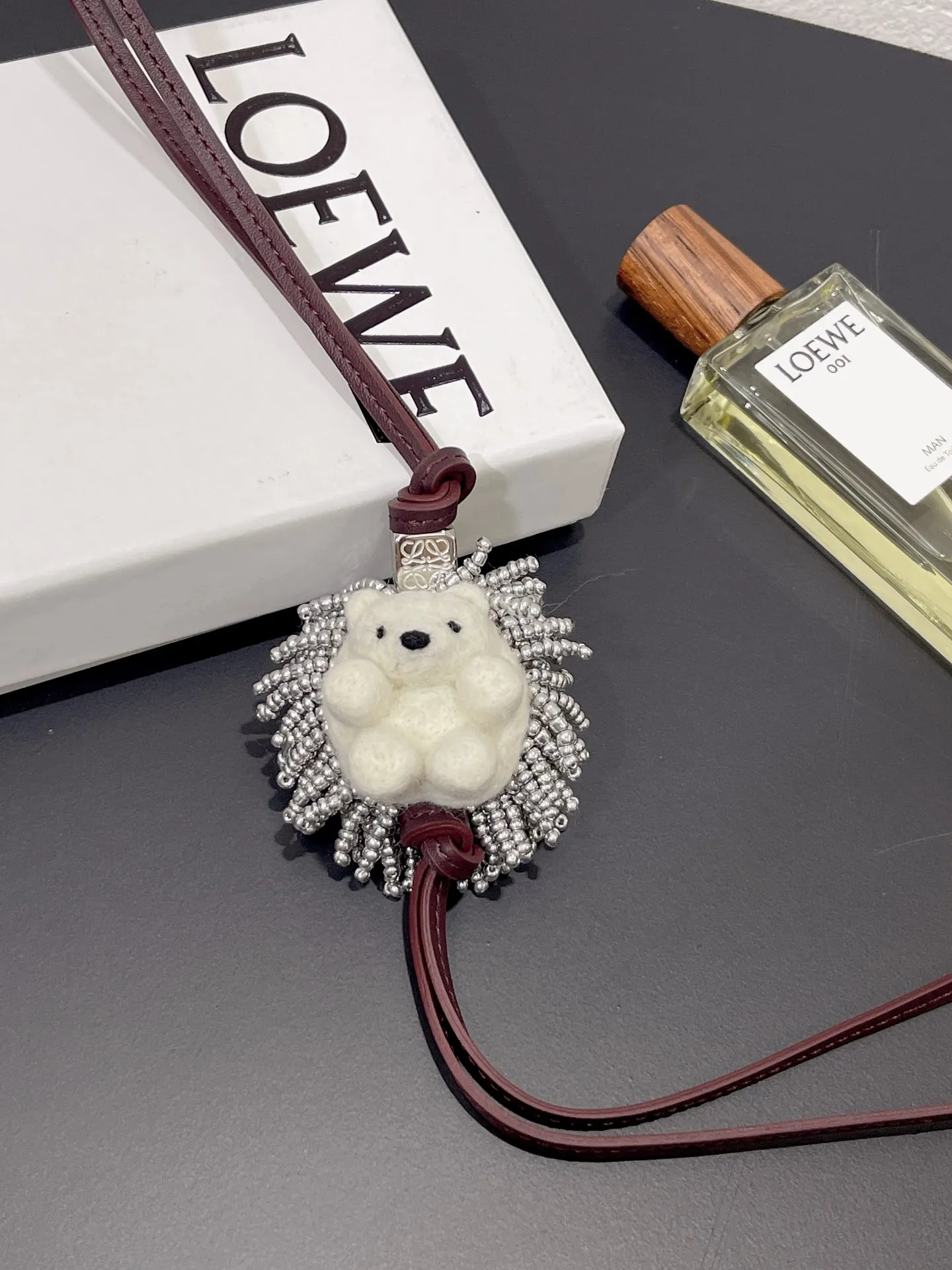 The hedgehog felt pendant is made of felt material and is purely handmade, which is time-consuming and labor-intensive. It can be matched with any bag and is extremely versatile. ⚠️Note: Each one is unique and cannot be guaranteed to be exactly the same. Please do not disturb perfectionists.