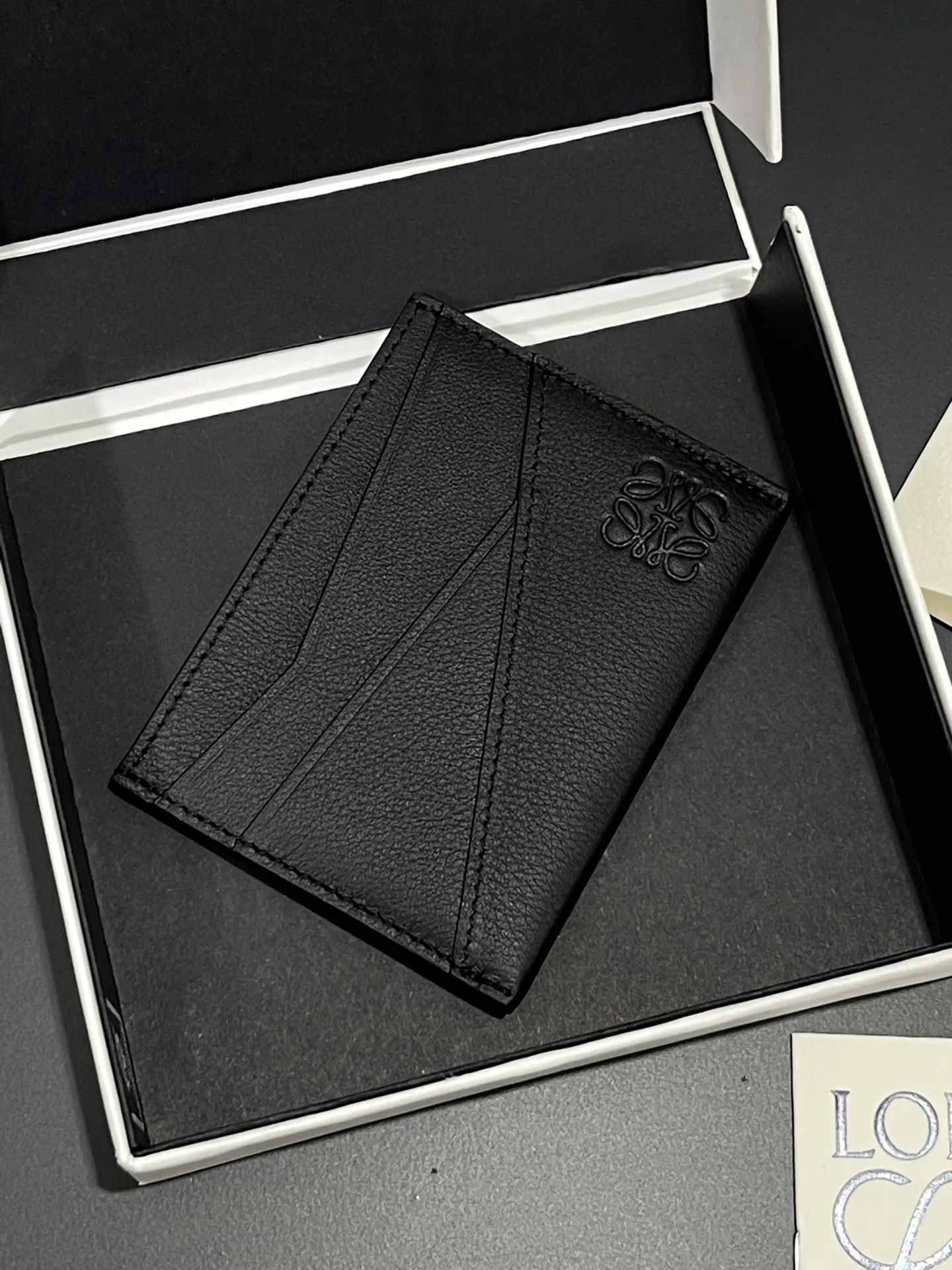 440💰 Men's single card holder shipped. The wallet is inspired by the puzzle series handbags. It adopts a unique geometric pattern. It is made of classic calfskin material. It has four card slots and a middle compartment. Style number 3802. Size 10.5*7.5