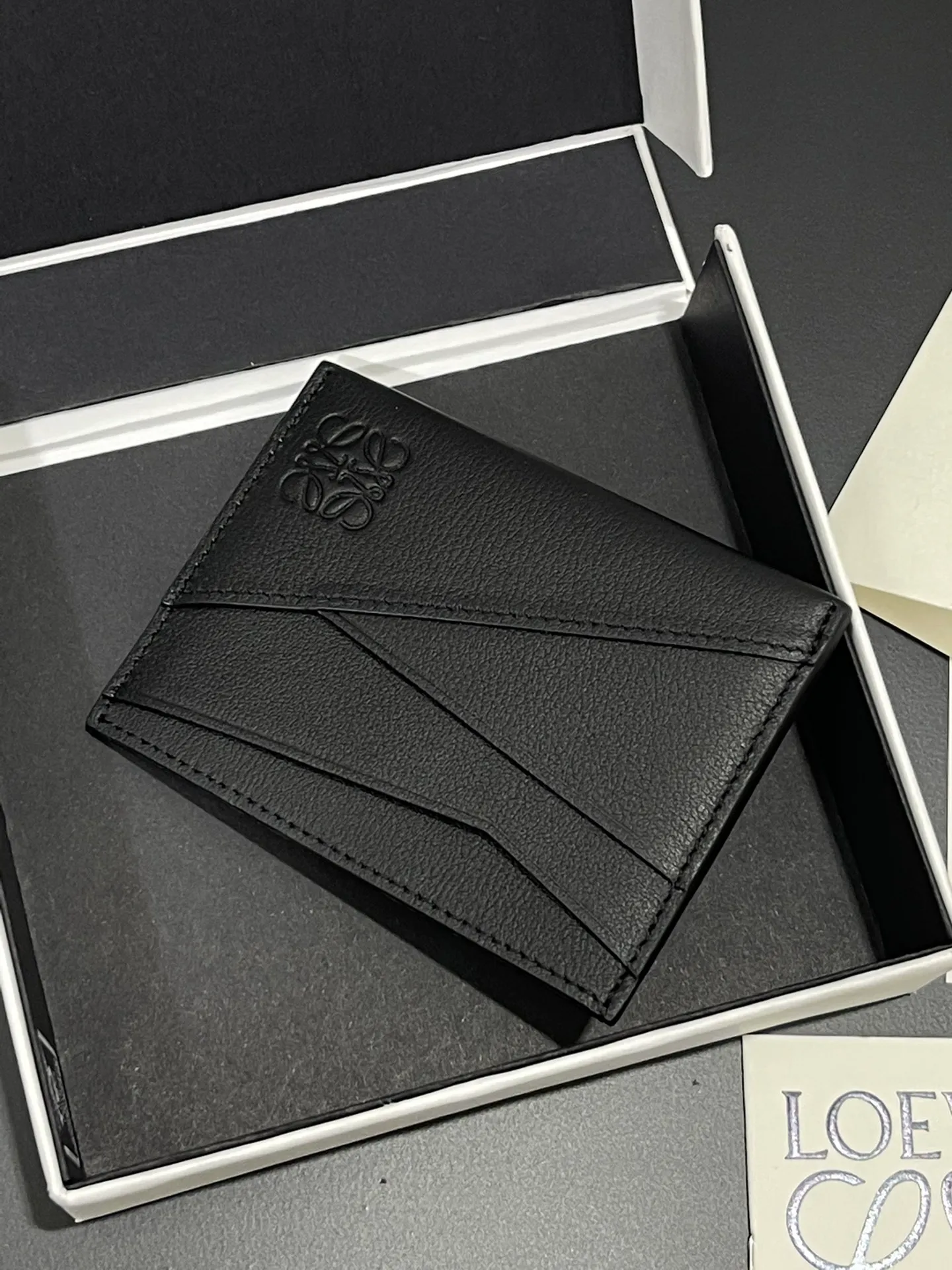 440💰 Men's single card holder shipped. The wallet is inspired by the puzzle series handbags. It adopts a unique geometric pattern. It is made of classic calfskin material. It has four card slots and a middle compartment. Style number 3802. Size 10.5*7.5