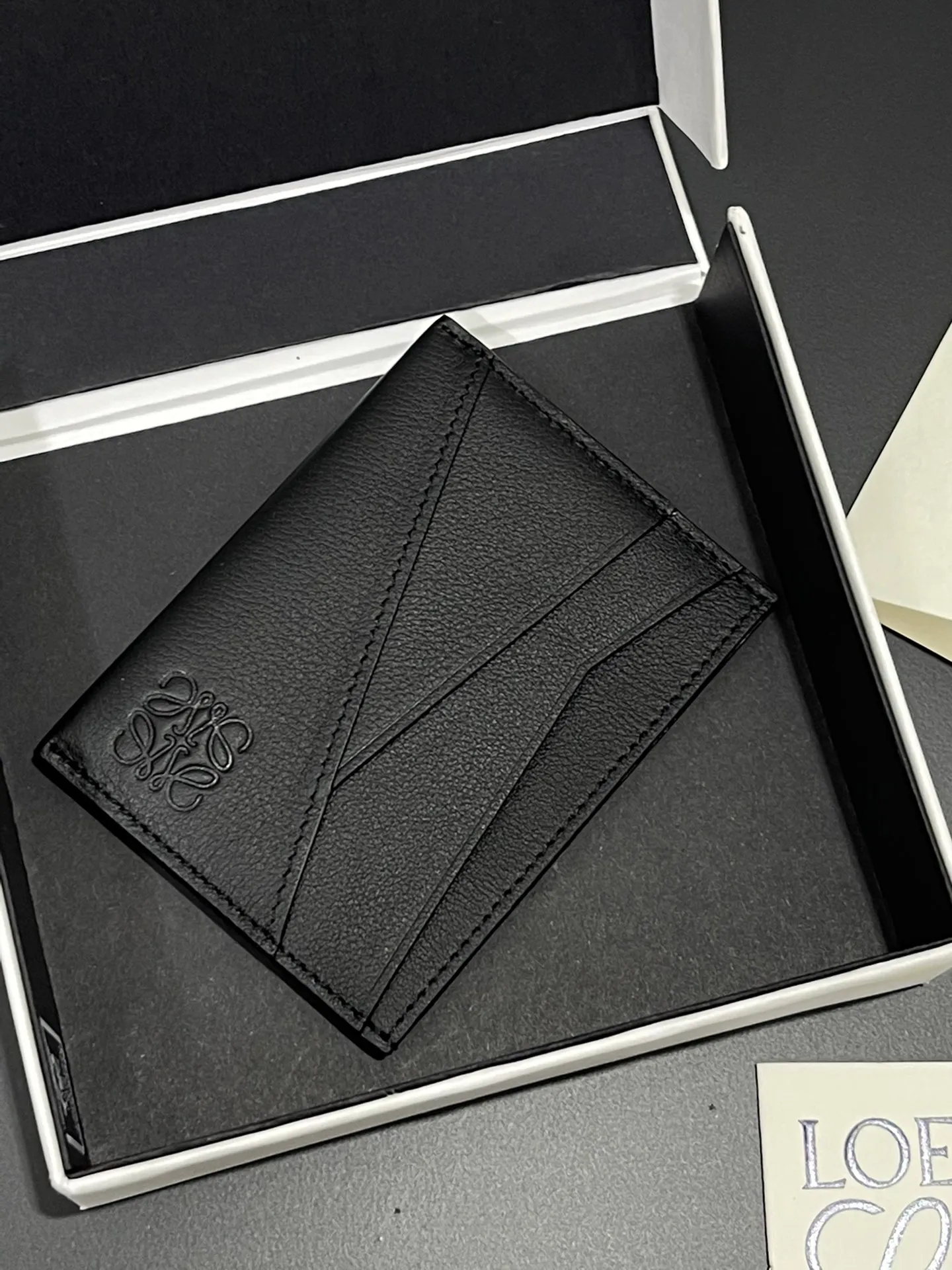 440💰 Men's single card holder shipped. The wallet is inspired by the puzzle series handbags. It adopts a unique geometric pattern. It is made of classic calfskin material. It has four card slots and a middle compartment. Style number 3802. Size 10.5*7.5