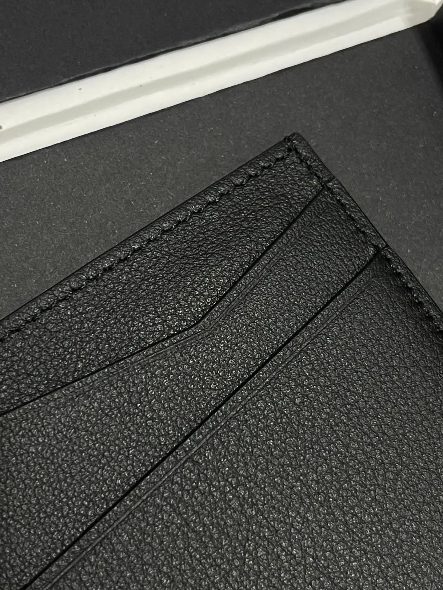 440💰 Men's single card holder shipped. The wallet is inspired by the puzzle series handbags. It adopts a unique geometric pattern. It is made of classic calfskin material. It has four card slots and a middle compartment. Style number 3802. Size 10.5*7.5