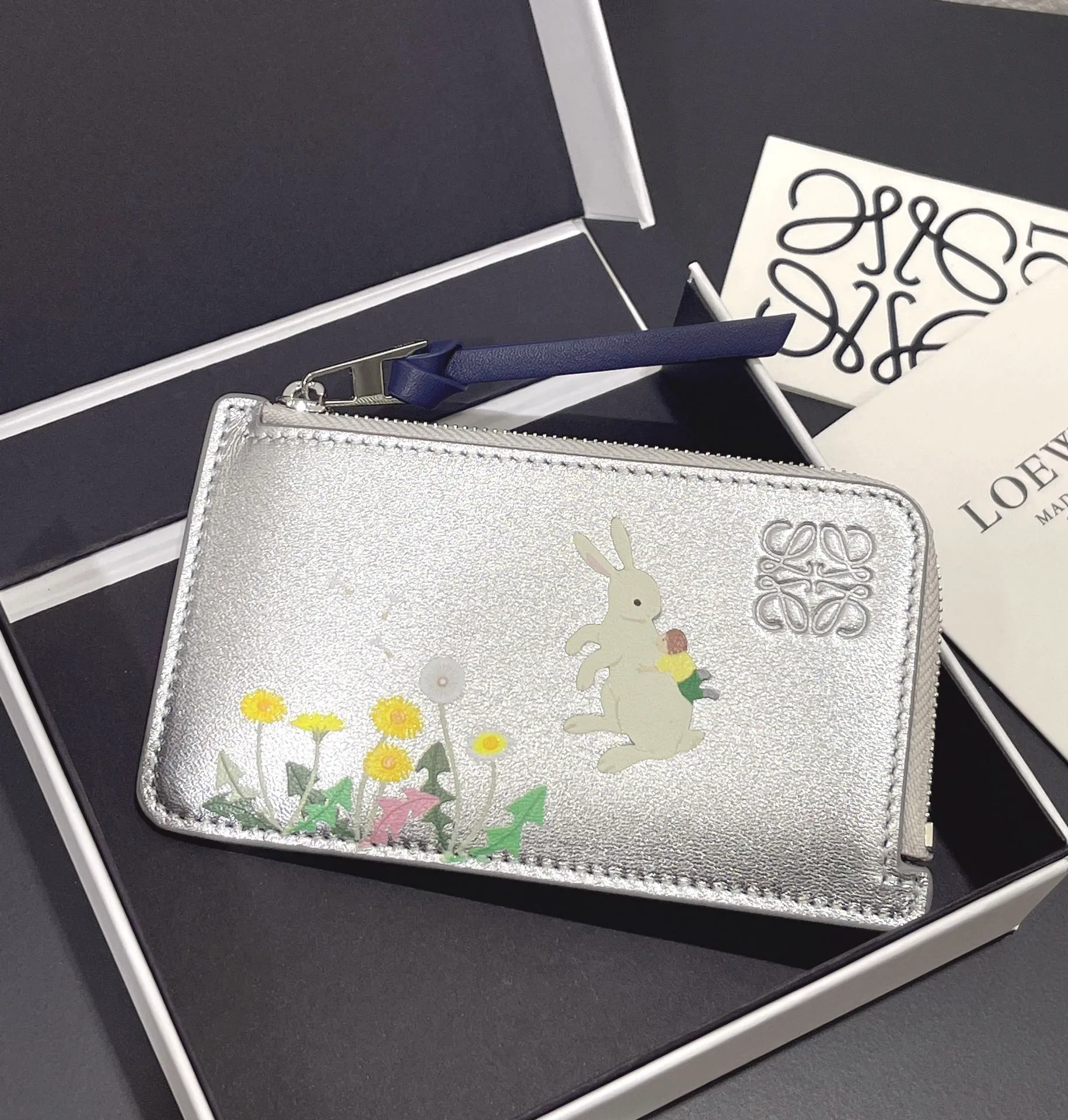 Suna Fujita collaboration limited series bunny 🐰 zipper card holder, made of nappa calfskin, four card slots and zipper compartment, with rabbit pattern, model number 3808, size 13*7.5 (⚠️Note: Due to the special leather, each color of the silk screen pattern will be a little darker, which is inevitable, please do not place an order if you mind)