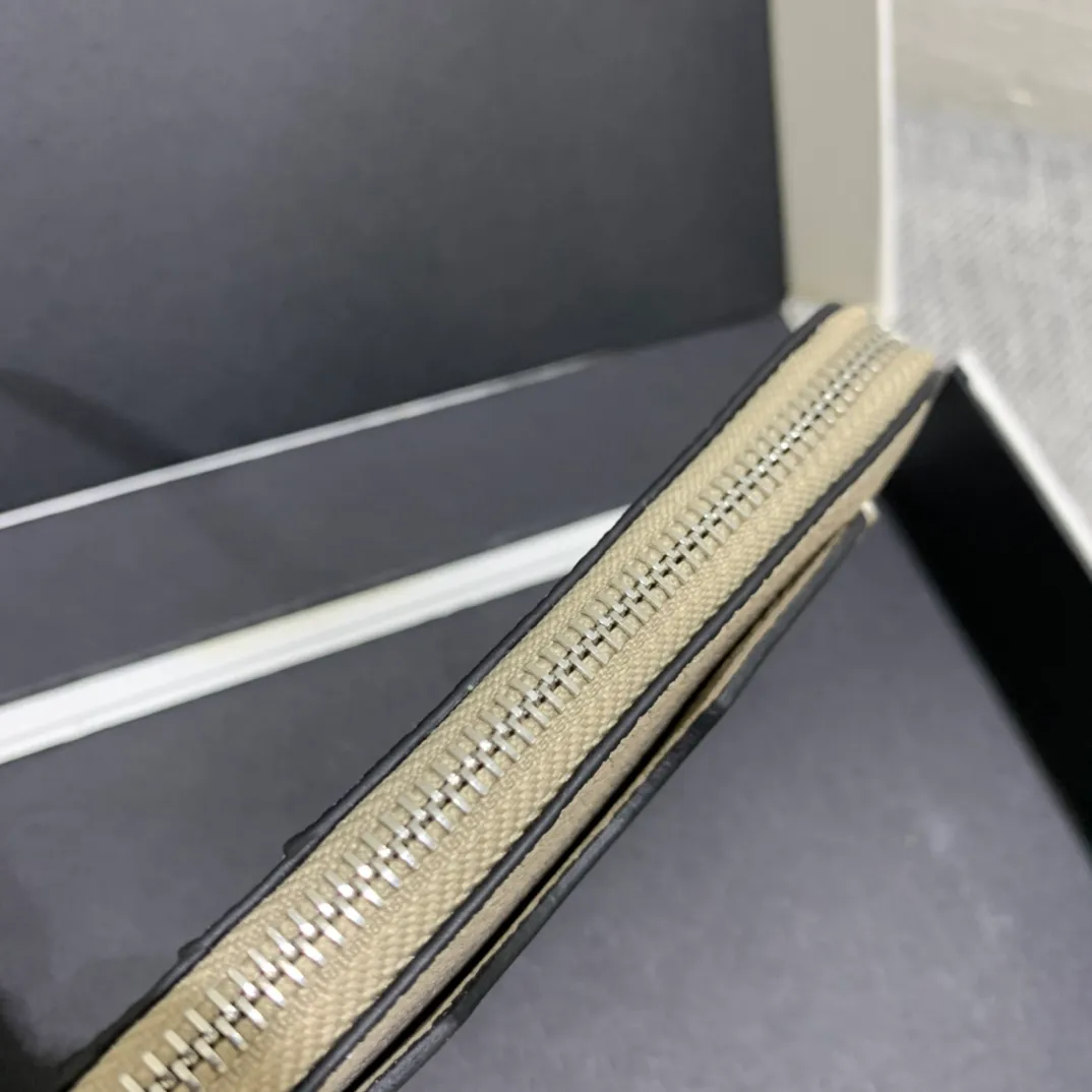 480💰 Color-blocked zippered card holder is made of soft pique calfskin and contrasting calfskin. There are card slots and zipper pockets on both sides, which can hold change and cards. It is exquisite and practical. Style number 3762, size 13*7.5