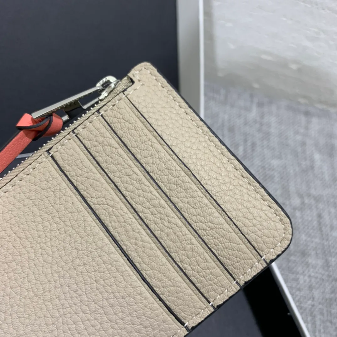 480💰 Color-blocked zippered card holder is made of soft pique calfskin and contrasting calfskin. There are card slots and zipper pockets on both sides, which can hold change and cards. It is exquisite and practical. Style number 3762, size 13*7.5
